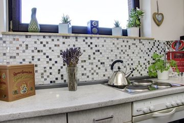 Mosani Küchenrückwand selbst­kle­bende Glasmosaik Mosaikfliese Edelstahl weiss, Einfache Montage