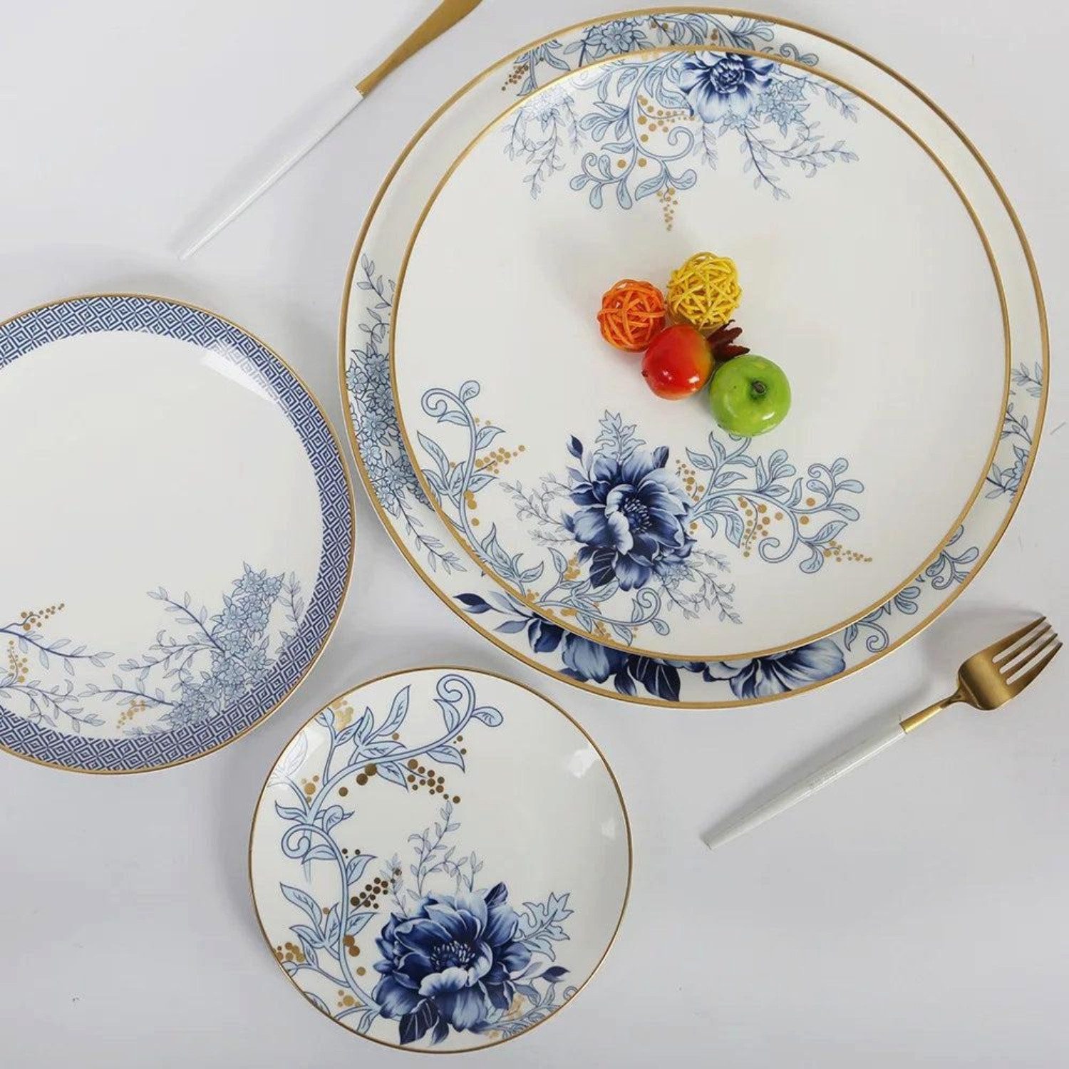 Quality Elegance Teller-Set Luxuriöses Elegant Blue Classic Bone China Geschirrset (4-tlg)