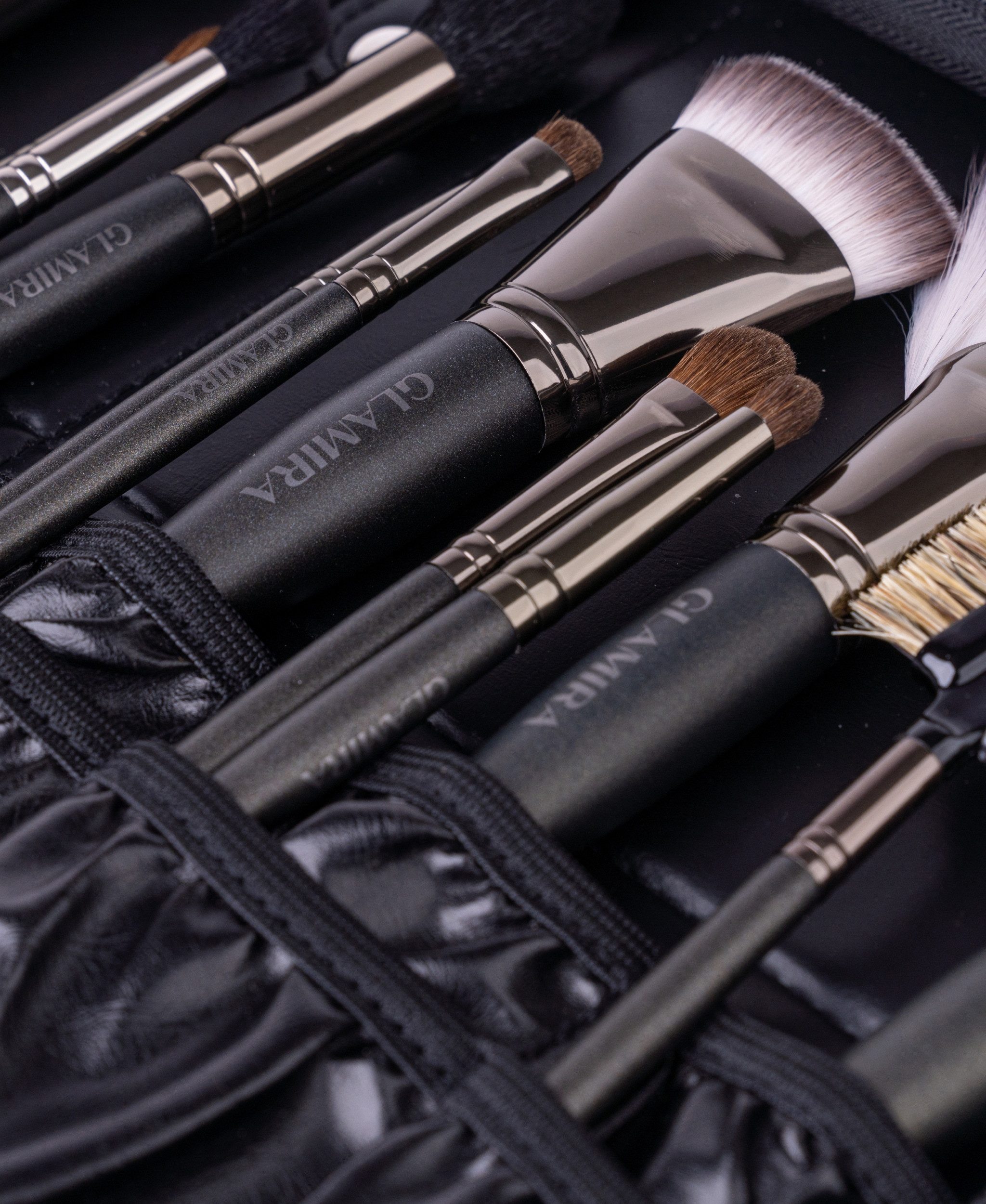 GLAMIRA Kosmetikpinsel-Set Schwarzes Make-up-Pinselset, 18 tlg.