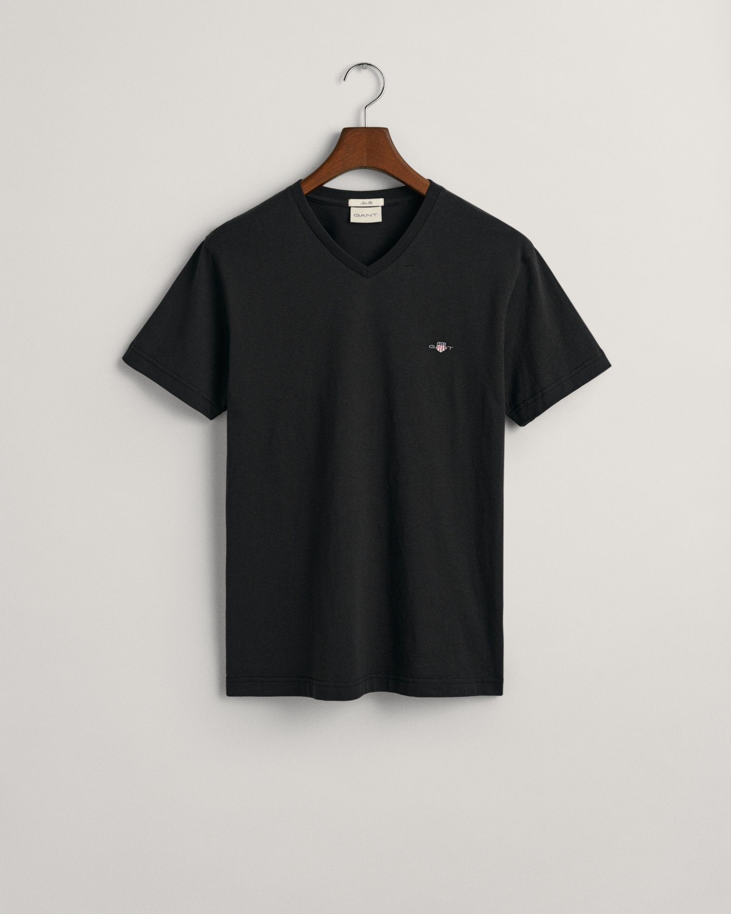 T-Shirt V-NECK kleinen SHIELD black Gant Brust Logostickerei einer SLIM auf der mit T-SHIRT