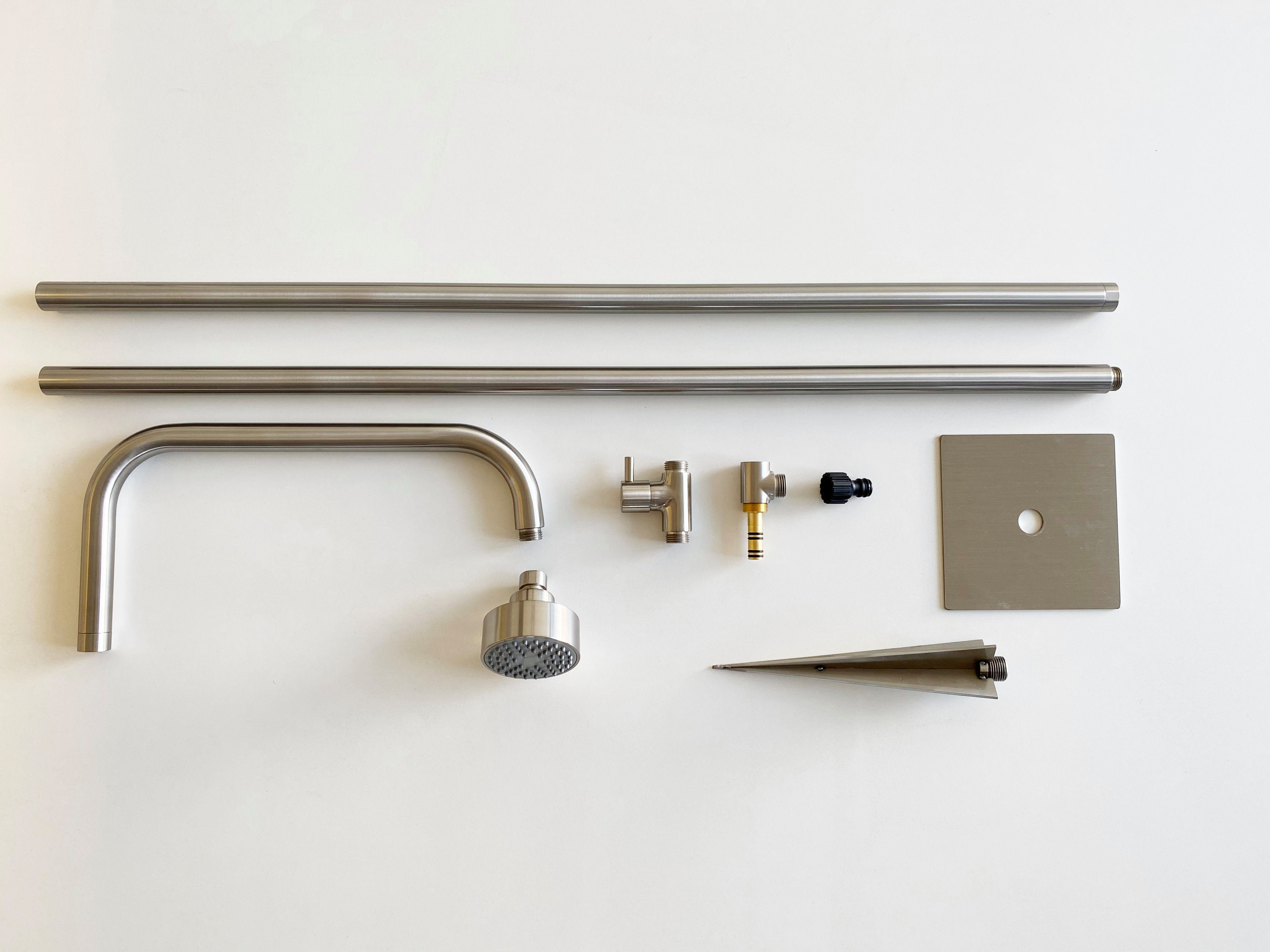 ADOB Gartendusche Design Gartendusche aus hochwertigem Edelstahl Nickel gebürstet, Kopfteil der Dusche kann 360 Grad geschwenkt werden