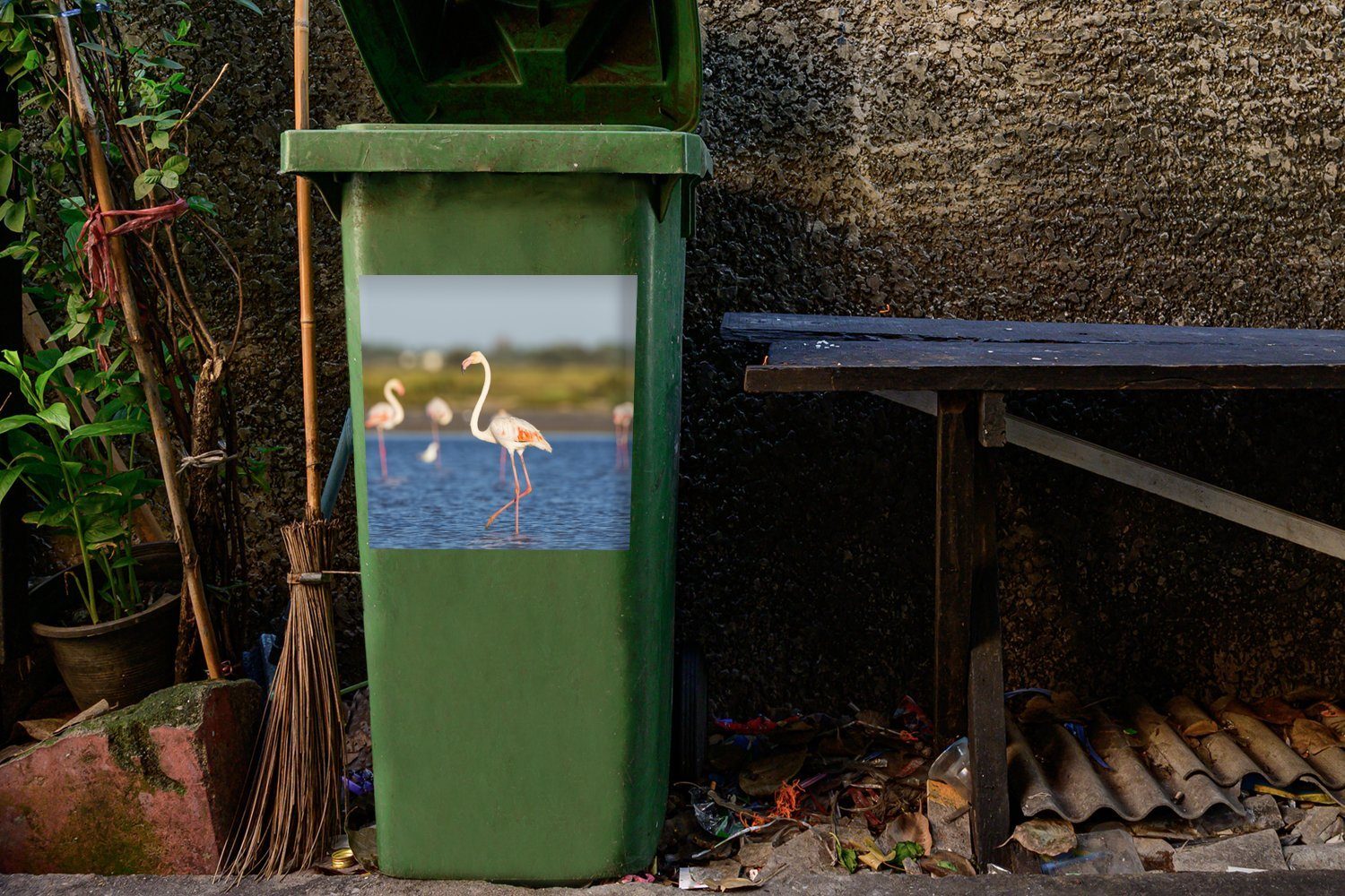 Sticker, Abfalbehälter Container, St), (1 Flamingos von Wasser MuchoWow Gruppe Mülleimer-aufkleber, im Eine Wandsticker Mülltonne,