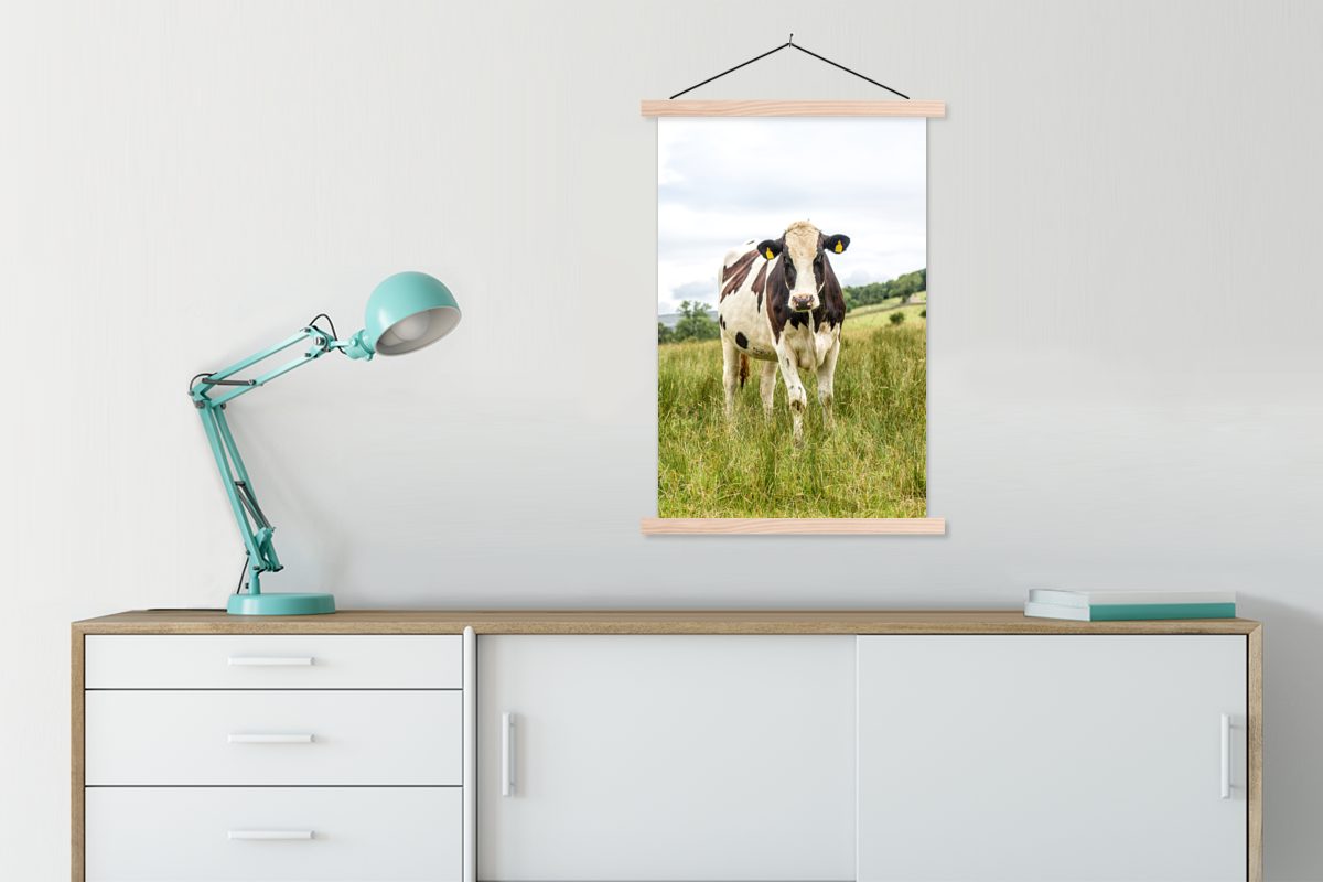 St), Kuh Poster - - Weiß, Wohnzimmer, Textilposter Schwarz für Magnetisch Bilderleiste, (1 Posterleiste, MuchoWow Gras -