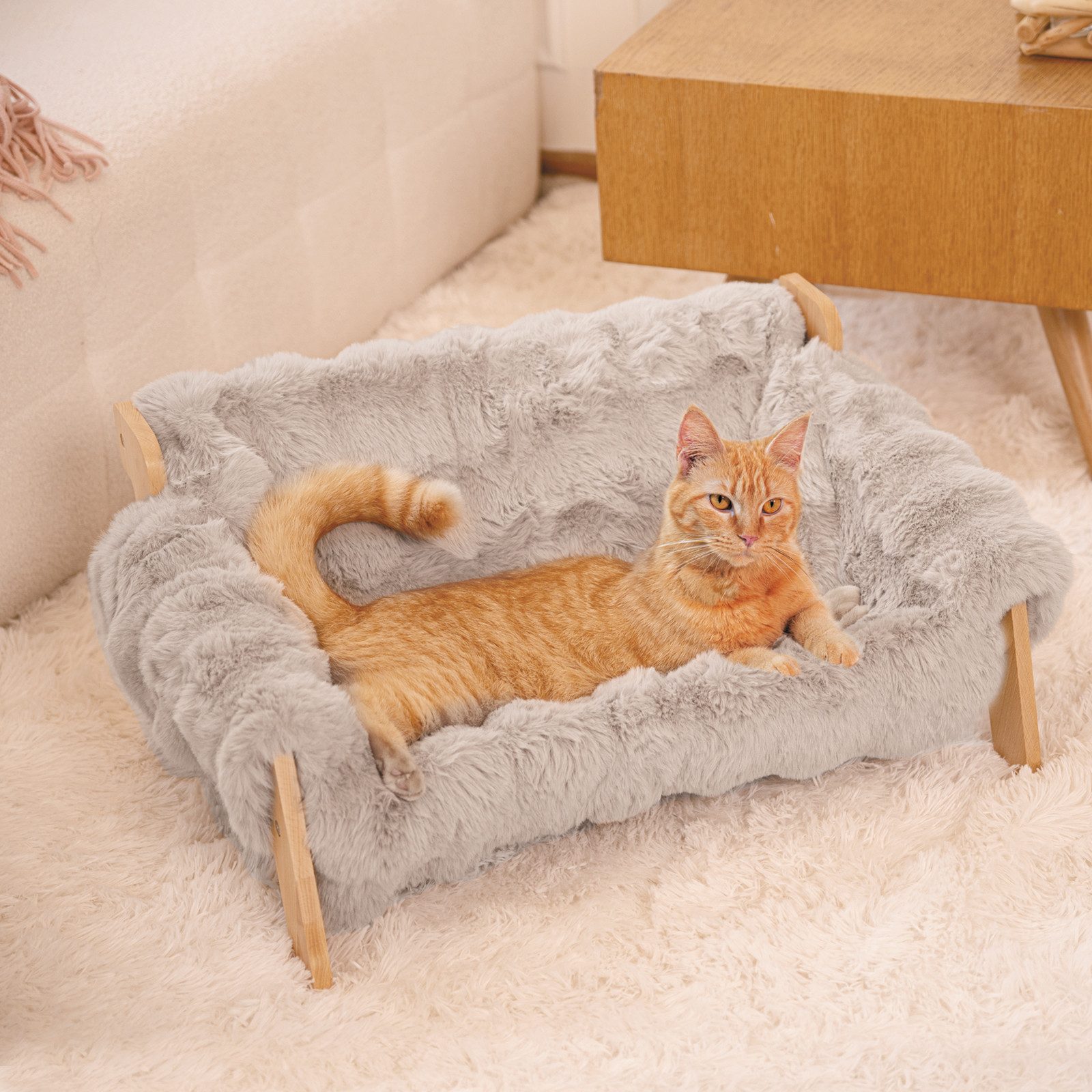 CheerPals Tierbett Erhöhtes Design aus stabilem Buchenholz für optimalen Liegekomfort, Polyesterfaser von CheerPals