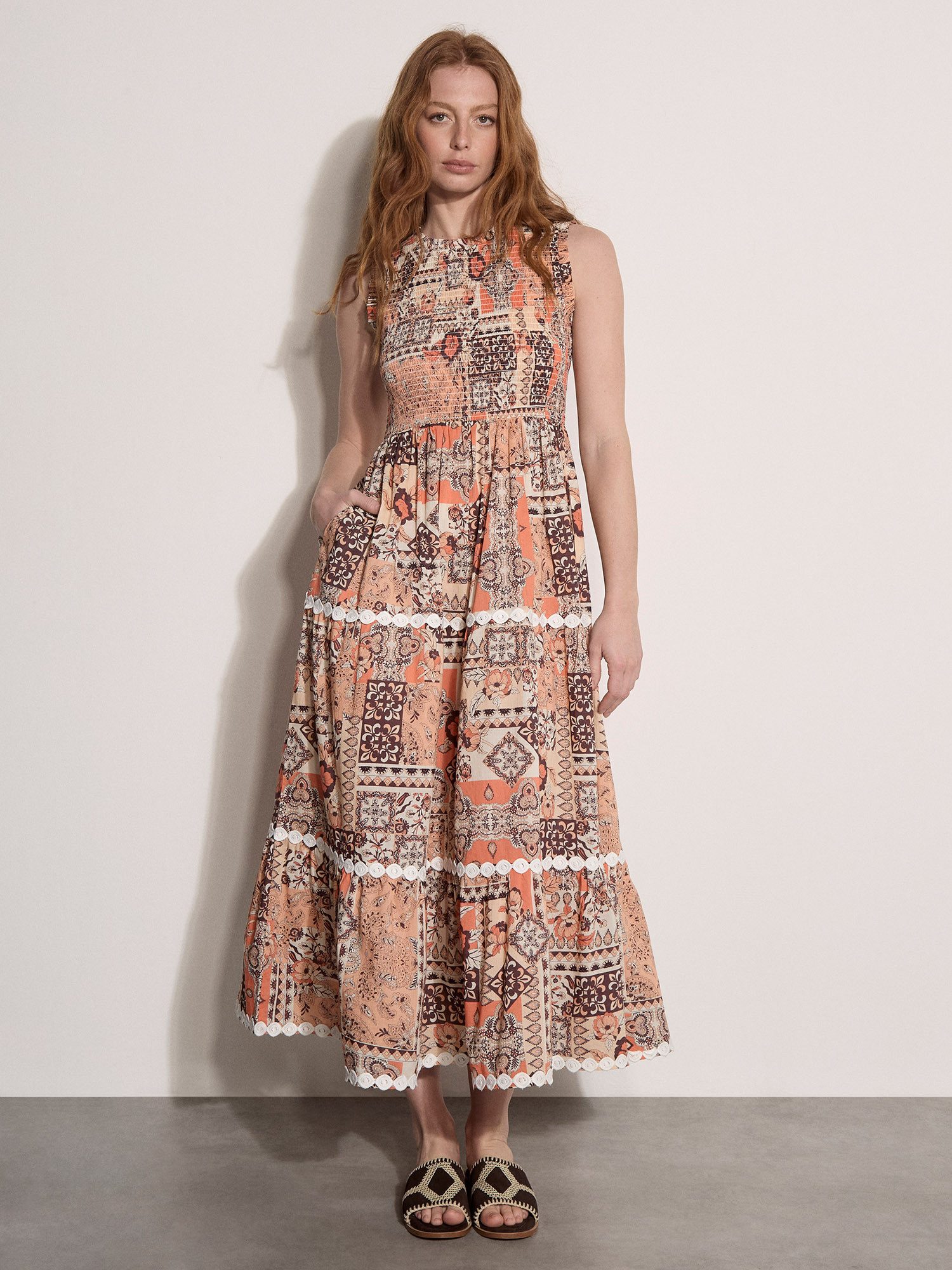 Apricot Maxikleid Druckkleid mit Smokdetails und Rüschen