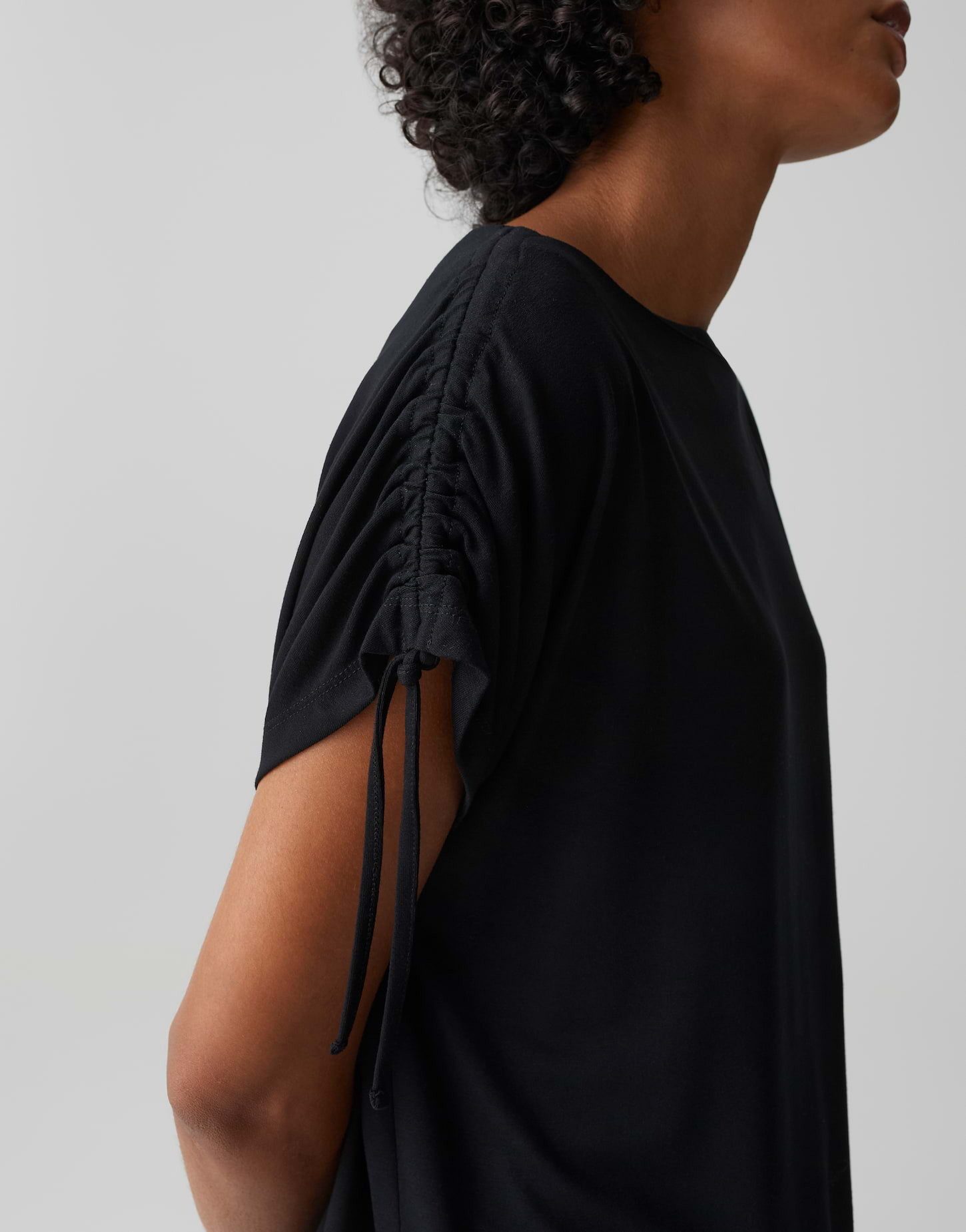 OPUS Kurzarmshirt Sokaro aus glattem Jersey mit fließendem Fall Zarte Falten geben dem Look eine lockere Leichtigkeit – Bild 5 von 5