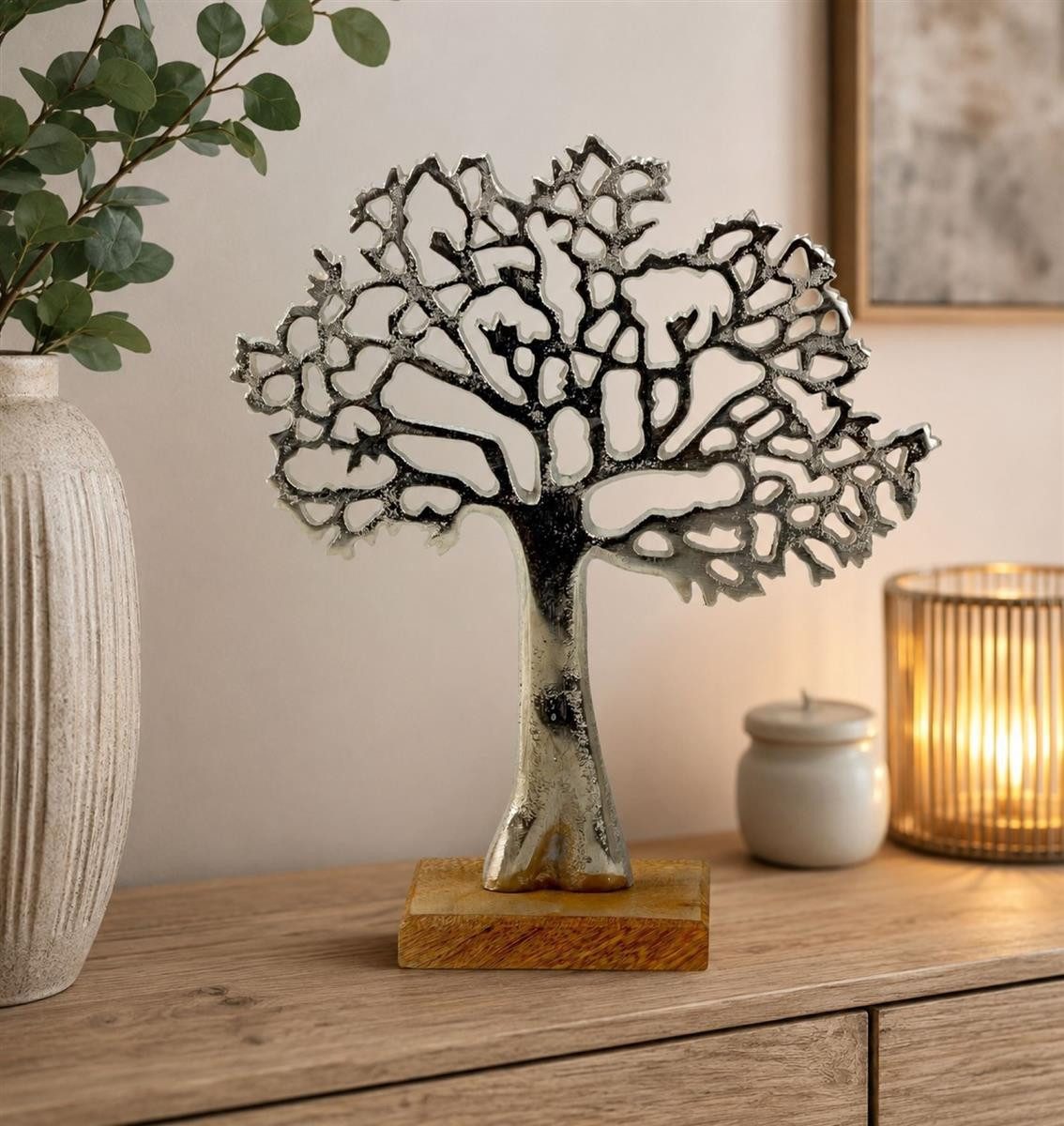 Geschenkestadl Dekoobjekt Lebensbaum auf Holzsockel Aluminium Deko Figur 2 Größen Auswahl (1 Standobjekt), Lebensbaum aus Aluminium auf elegantem Holzsockel – Bild 2 von 3