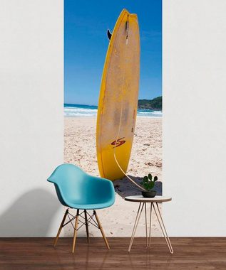 living walls Fototapete Surfboard im Sand, glatt, (1 St), Vlies, Wand, Schräge