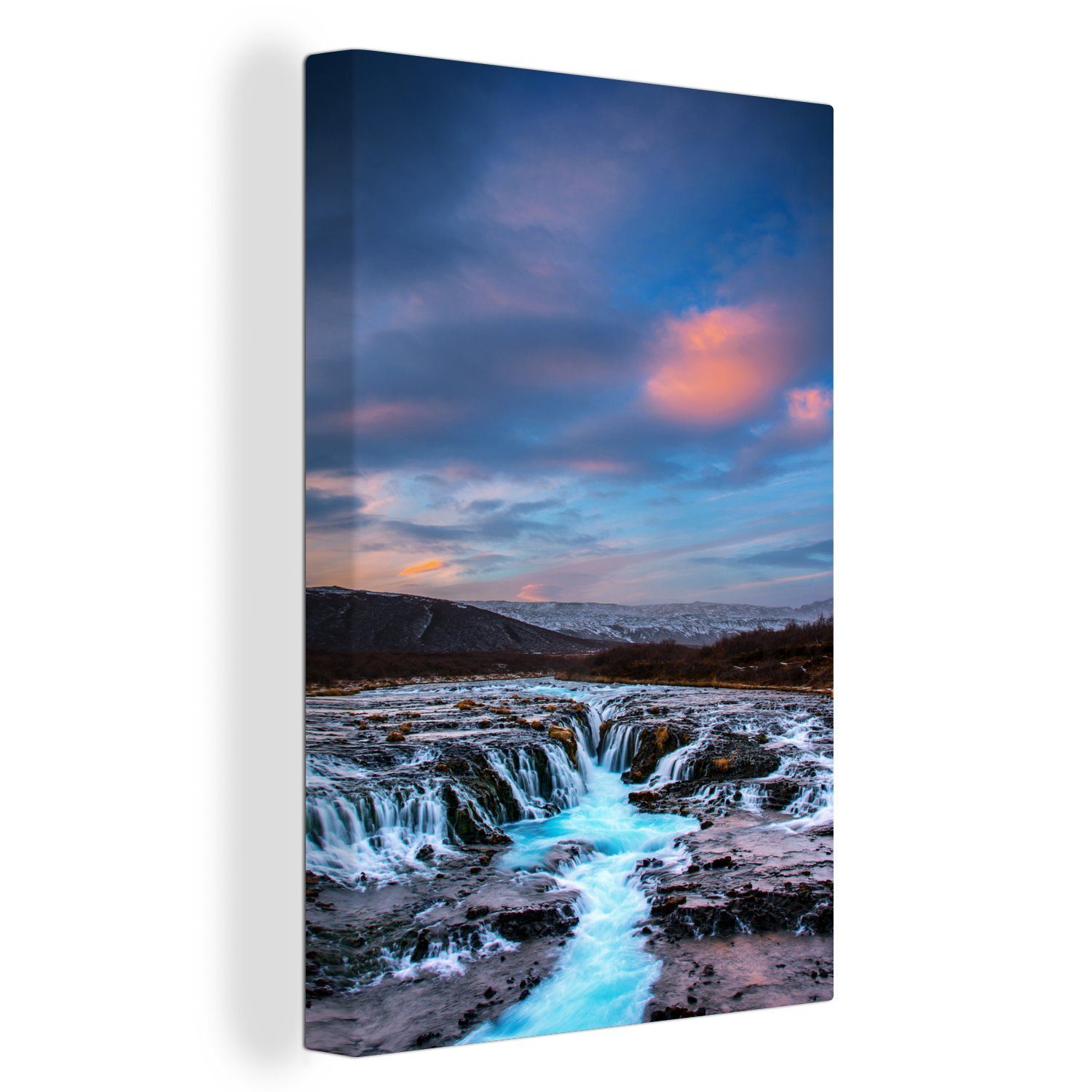 OneMillionCanvasses® Leinwandbild Glühende Wolken über dem Wasserfall am Geysir in Europa, (1 St), Leinwandbild fertig bespannt inkl. Zackenaufhänger, Gemälde, 20x30 cm
