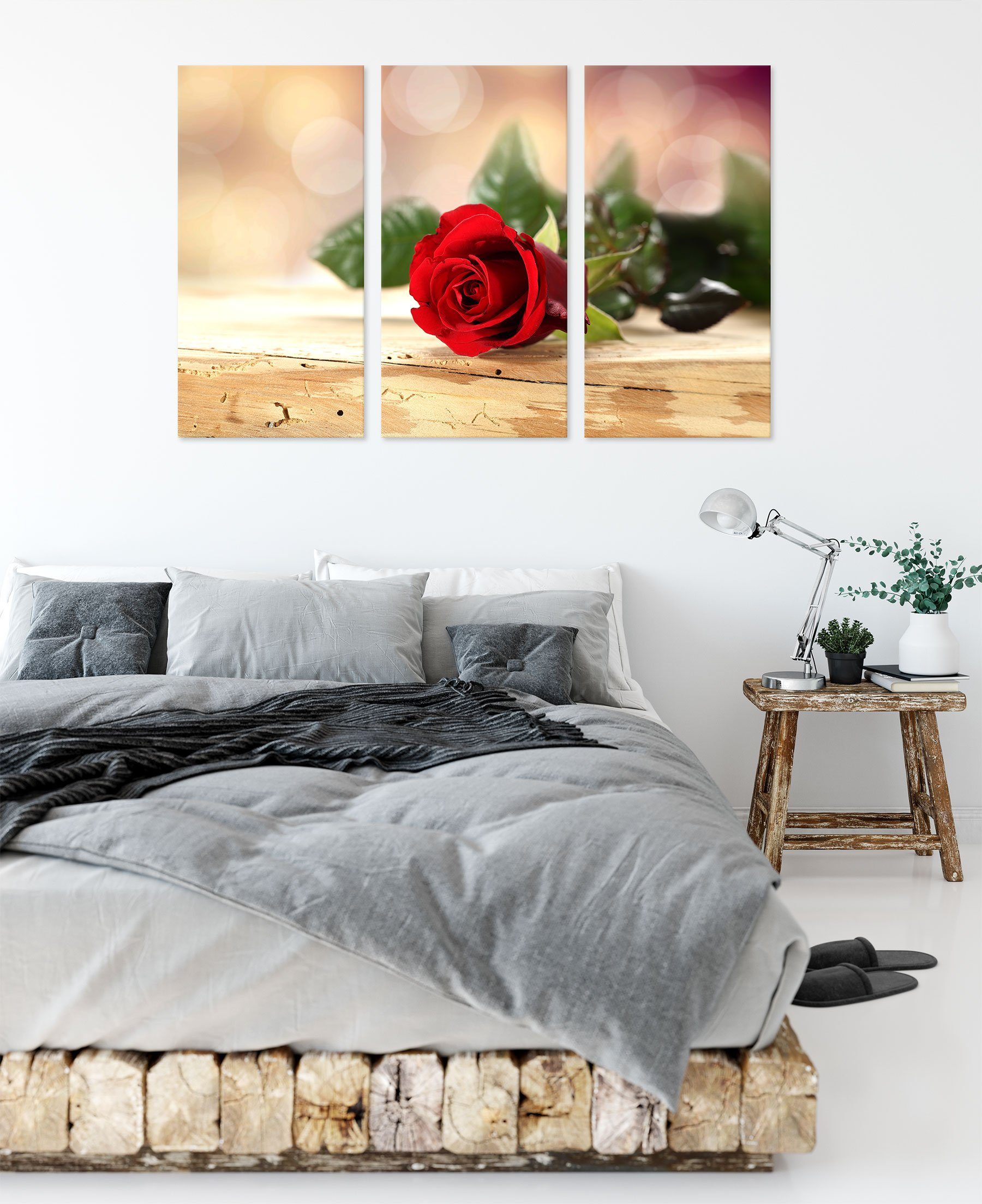 auf Pixxprint 3Teiler inkl. Leinwandbild Leinwandbild Holztisch, Zackenaufhänger Rose auf (120x80cm) fertig Holztisch Rose (1 St), bespannt,