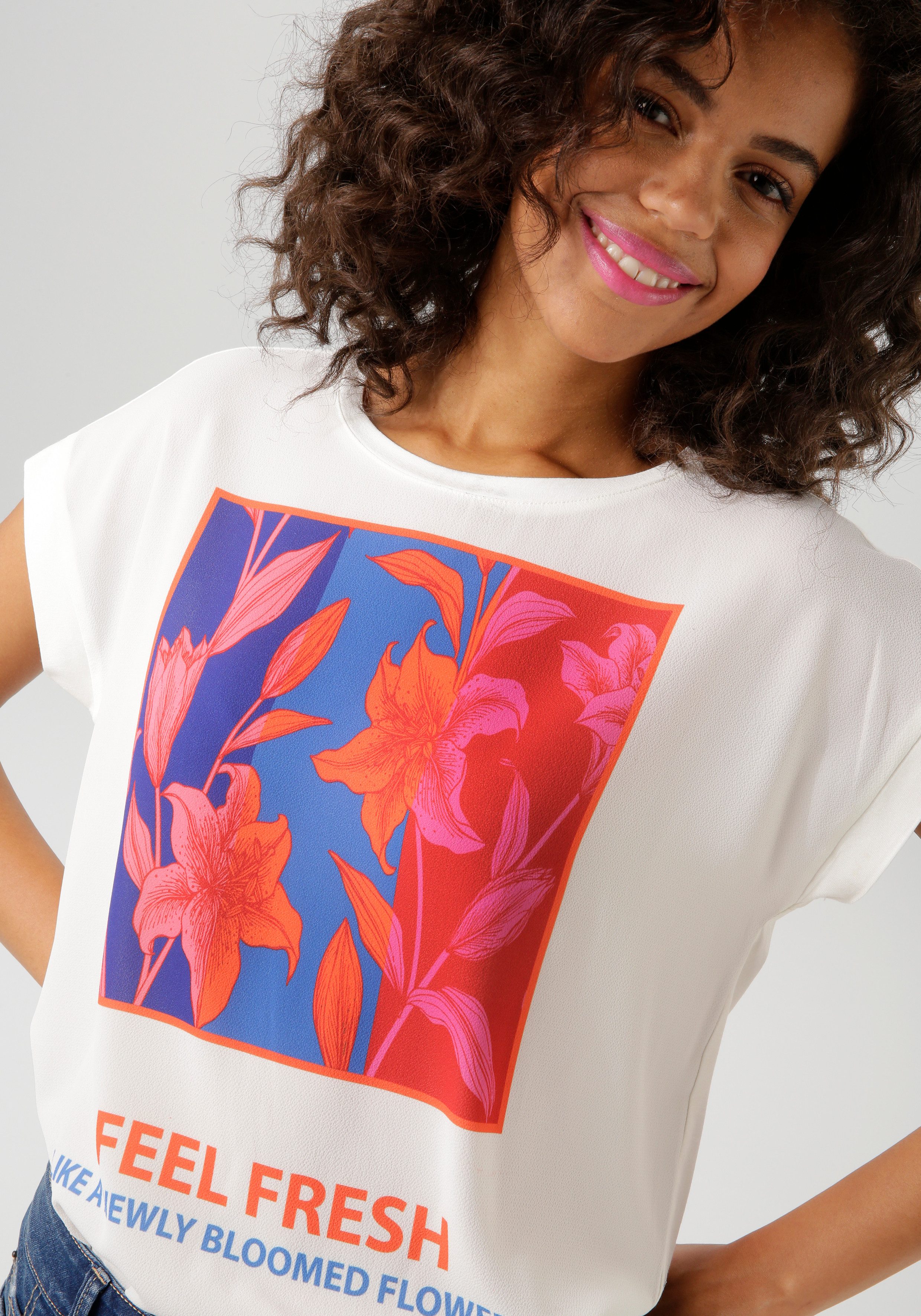 Aniston CASUAL Shirtbluse mit kunstvollen Blumendruck und Statement-Schriftzug