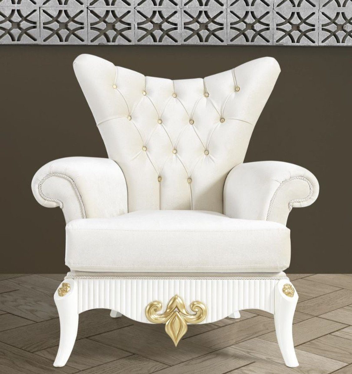 in einem Luxusgeschäft Casa Padrino Creme H. Barock Weiß Edle - mit x Gold / Wohnzimmer / cm Glitzersteinen 85 Sessel 112 Möbel x Barock Sessel 112 Sessel 