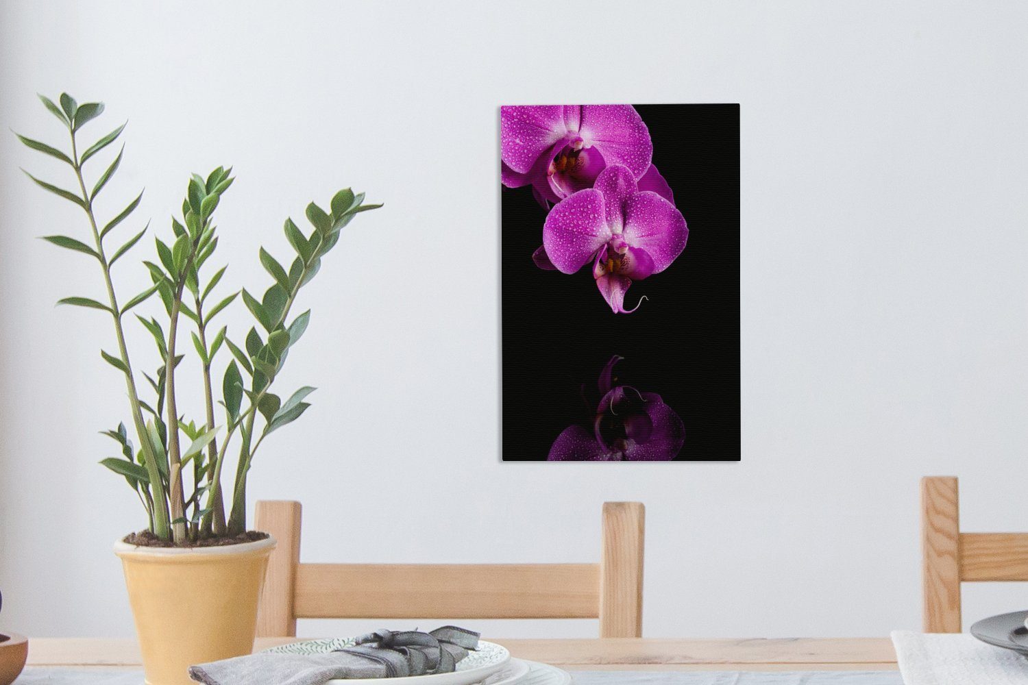 Leinwandbild Orchideen OneMillionCanvasses® Leinwandbild Zwei Zackenaufhänger, Hintergrund, St), inkl. fertig (1 schwarzem vor cm lila 20x30 Gemälde, bespannt