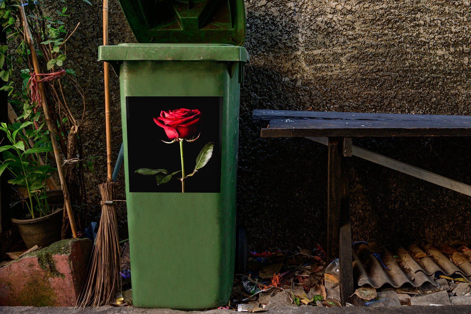 Mülleimer-aufkleber, Wandsticker MuchoWow auf Mülltonne, Hintergrund schwarzem Eine Rose rote (1 Sticker, St), Container, Abfalbehälter