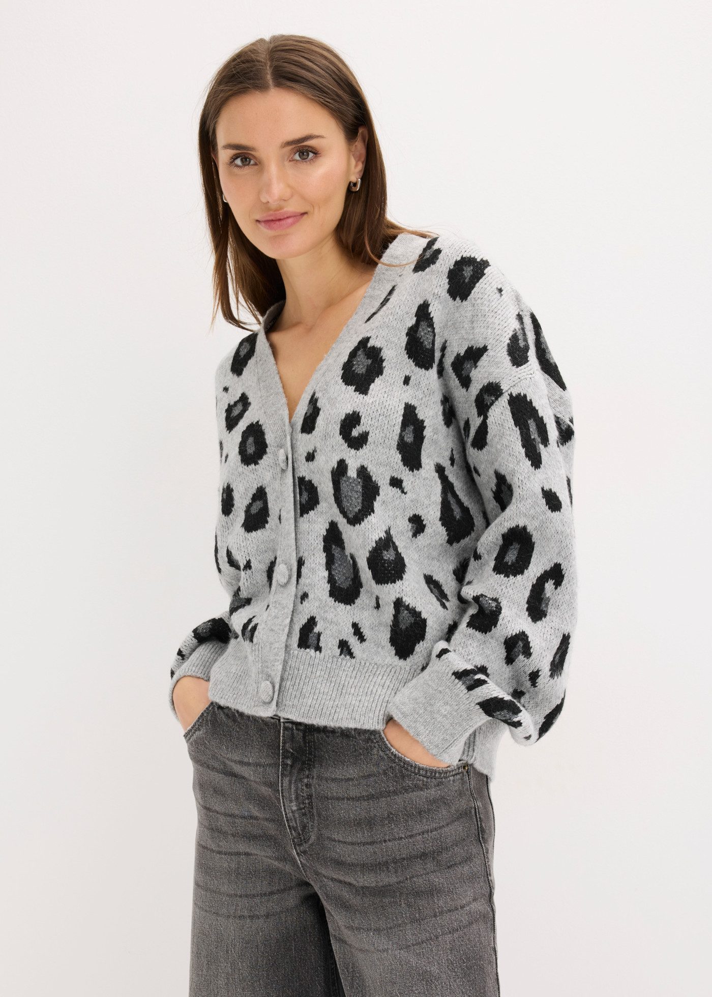 bonprix Strickjacke mit Leo-Design, Oversize-Passform, femininer Stil