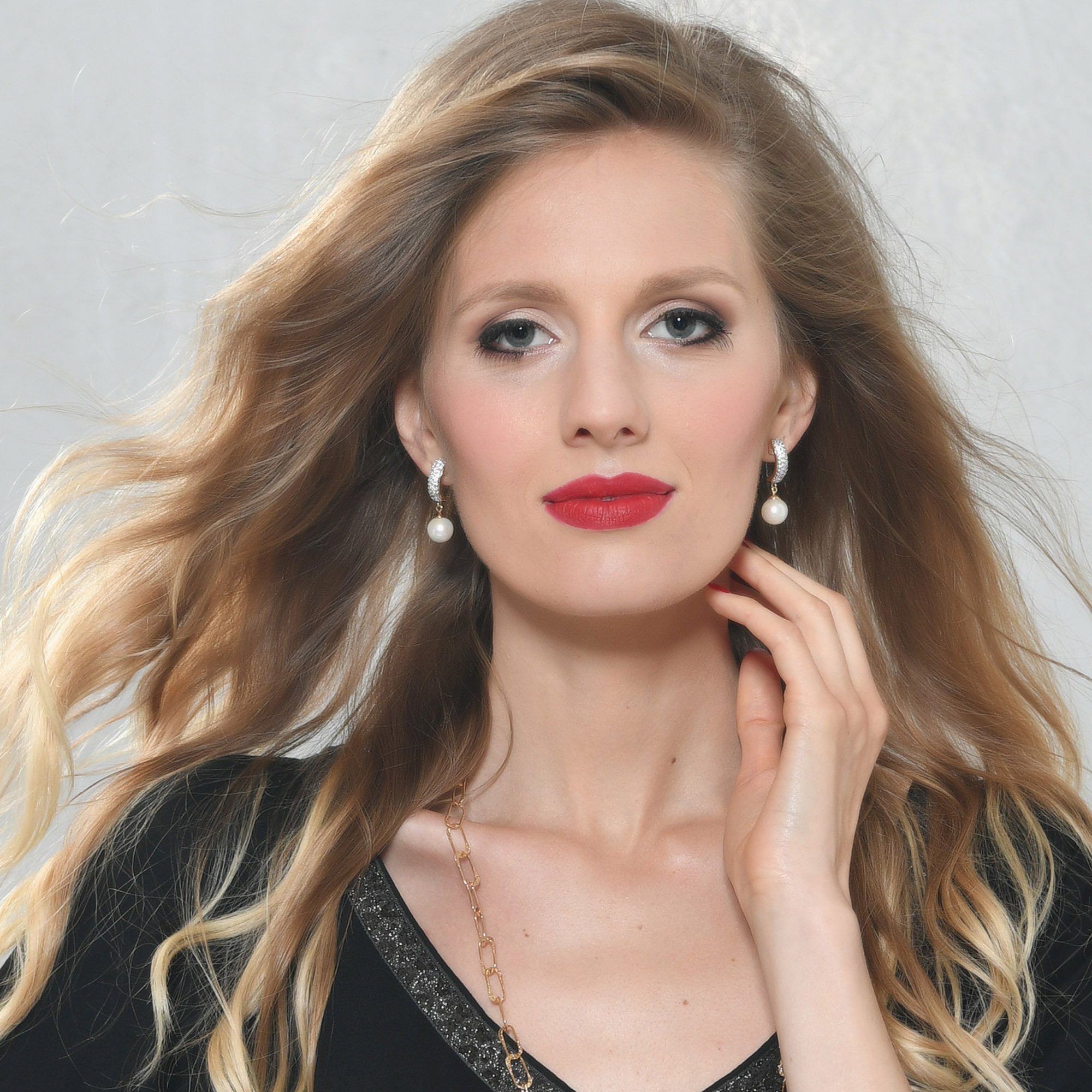 Celia von Barchewitz Perlenohrringe "Glanzleistung" Halb-Creole mit Semi-Barock-Perle und Zirkonia, perfekter Sitz