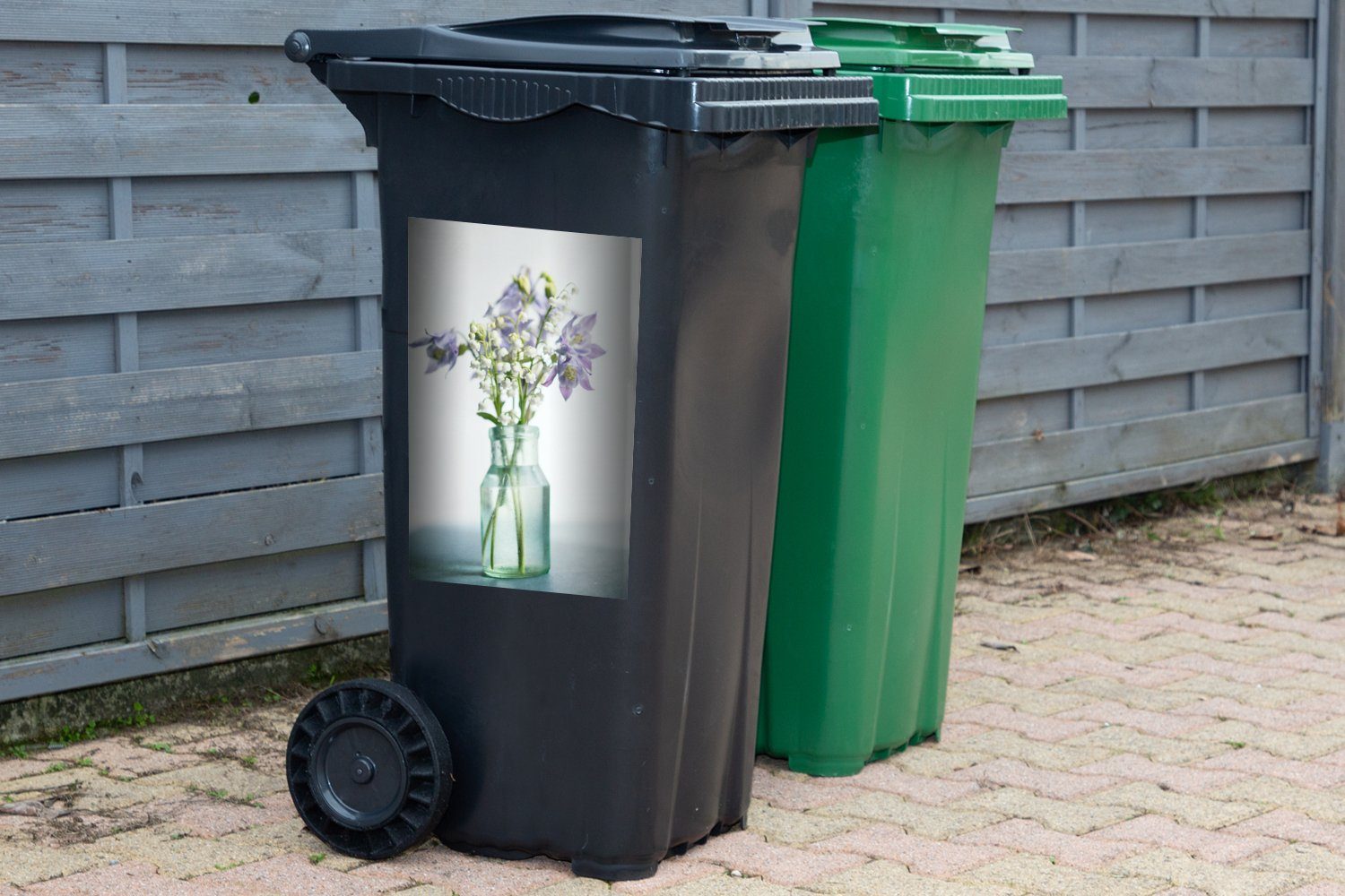 Mülltonne, in Sticker, Maiglöckchen (1 MuchoWow St), Mülleimer-aufkleber, einer Vase Wandsticker Ein Container, violettfarbenes Abfalbehälter