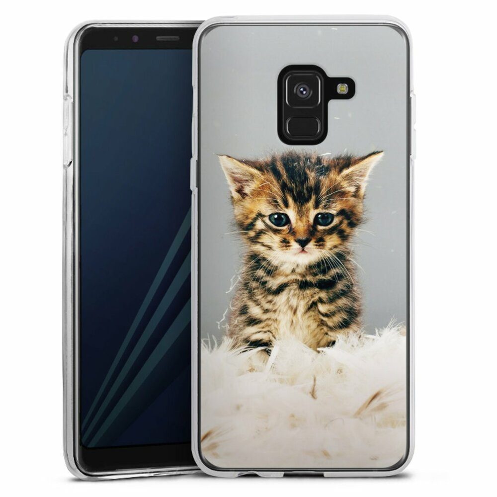 DeinDesign Handyhülle Katze Haustier Feder Kitty, Samsung Galaxy A8 Duos  (2018) Silikon Hülle Bumper Case