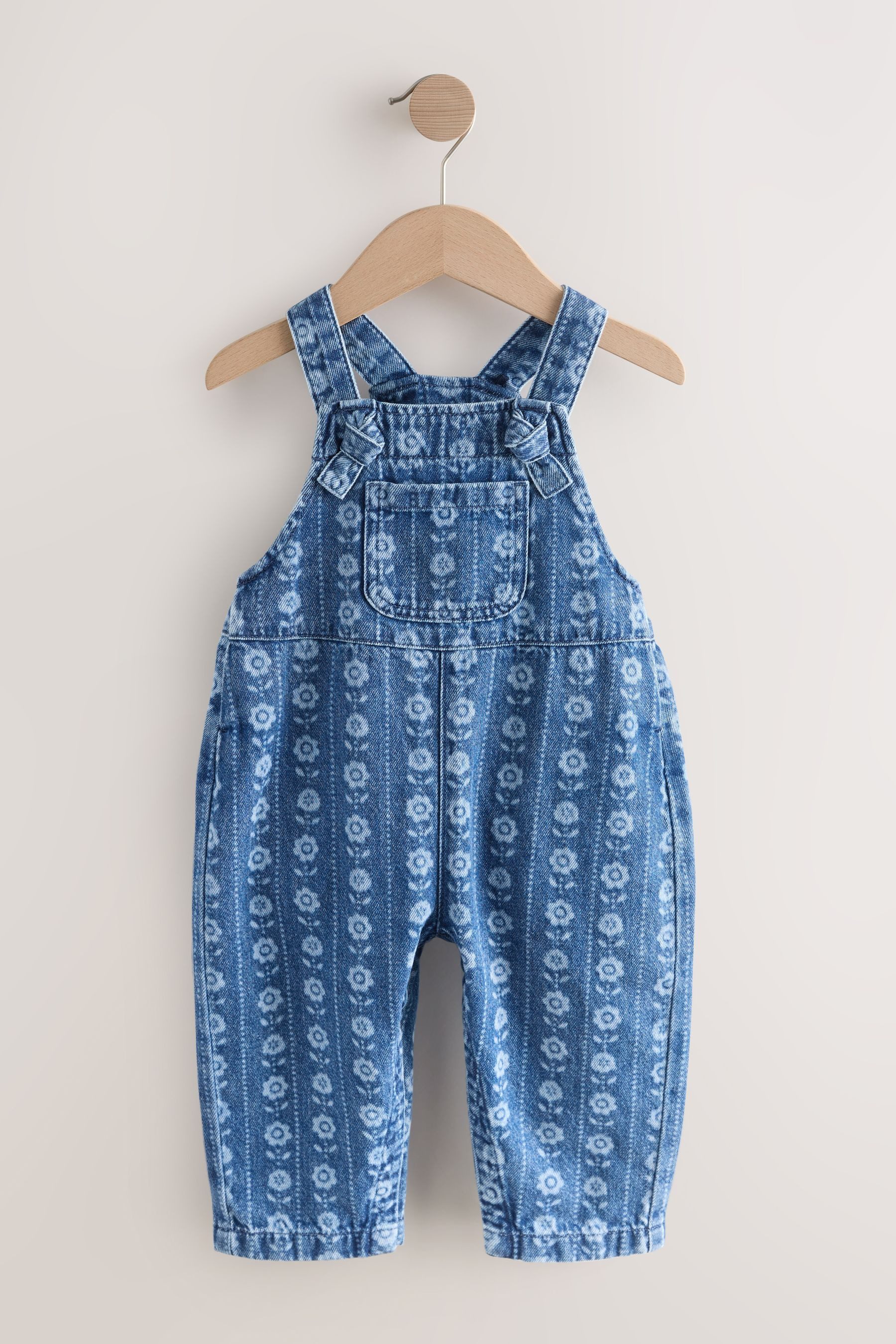 Latzhose Latzhose mit floralem Muster