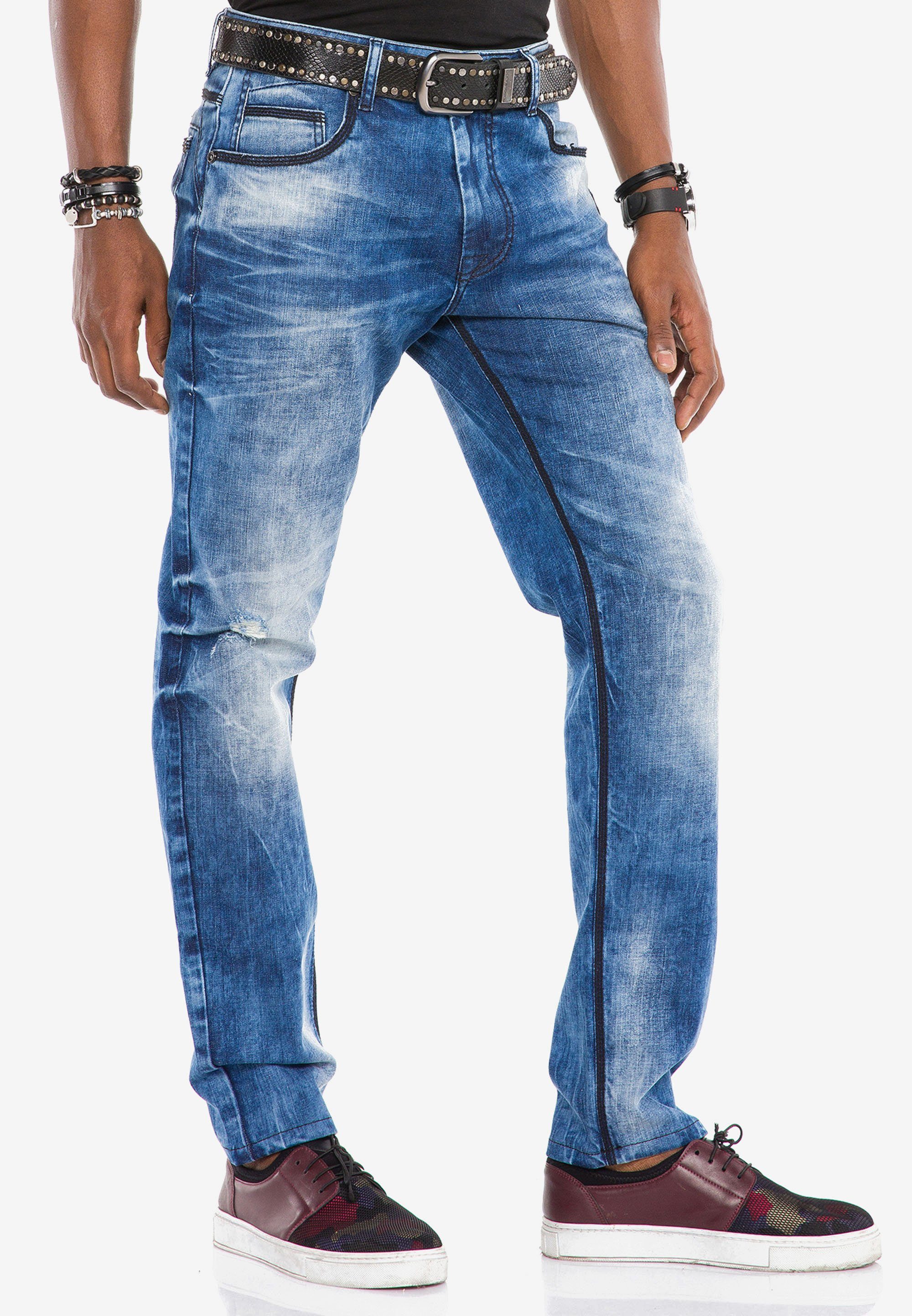 Cipo & Baxx Bequeme coolen Kontrastnähten mit Jeans