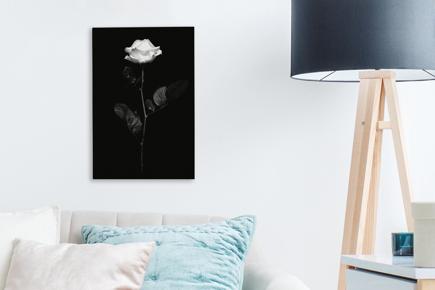 OneMillionCanvasses® Leinwandbild Eine weiße Rose auf schwarzem Hintergrund - schwarz und weiß, (1 St), Leinwandbild fertig bespannt inkl. Zackenaufhänger, Gemä – Bild 4 von 5