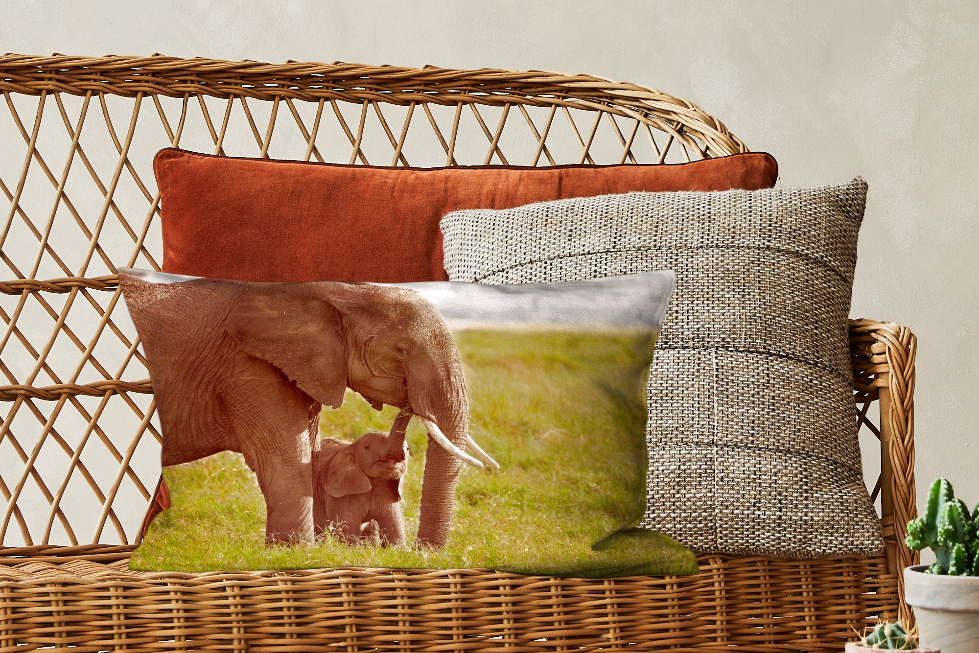 Zierkissen, in seiner Füllung, mit MuchoWow Wohzimmer mit Dekoration, Dekokissen Schlafzimmer Elefantenbaby Dekokissen Kenia, Mutter