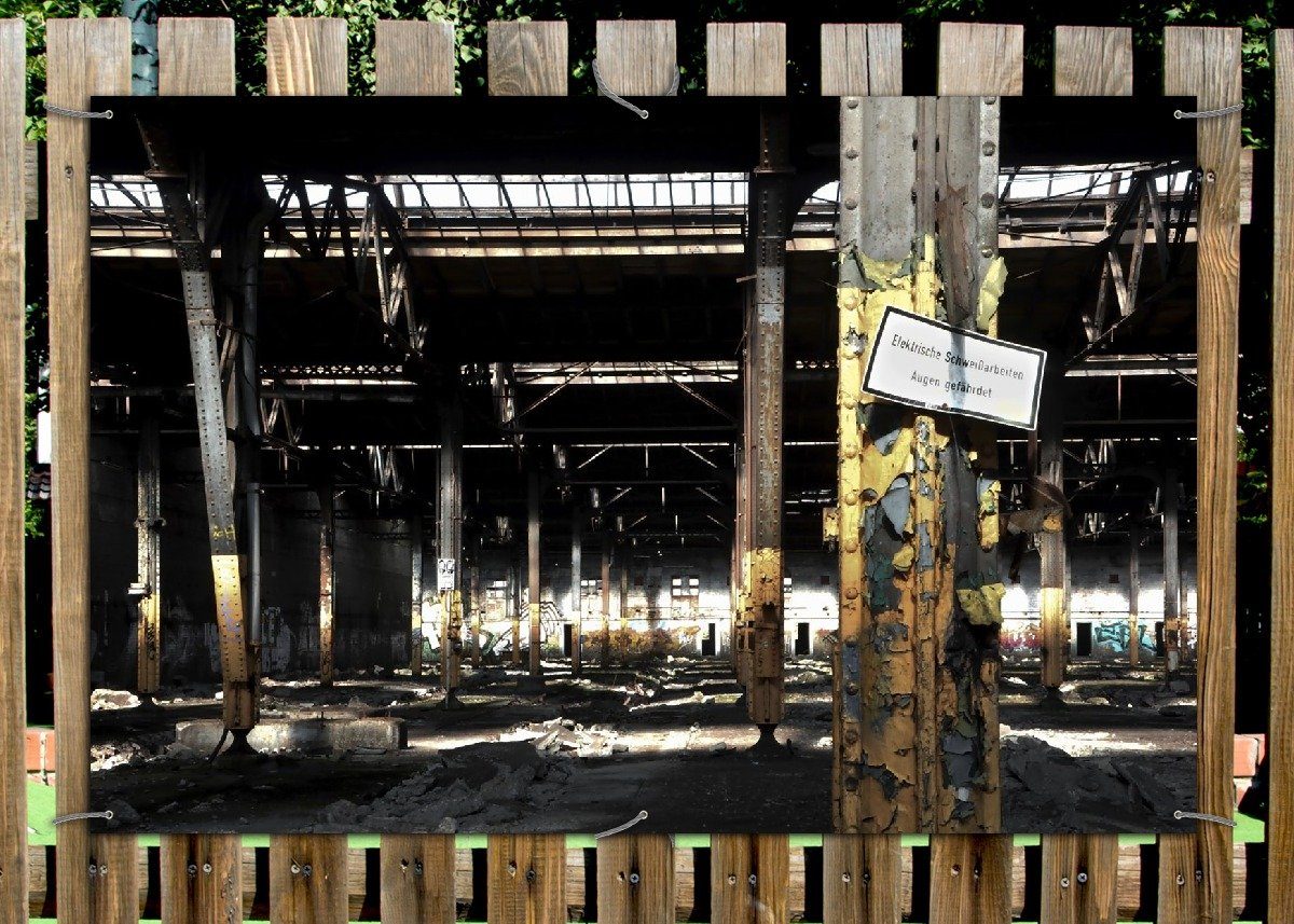 Thumbnail - Wallario Sichtschutzzaunmatten Verlassene alte Fabrik-Halle mit leuchtenden Sonnenstrahlen