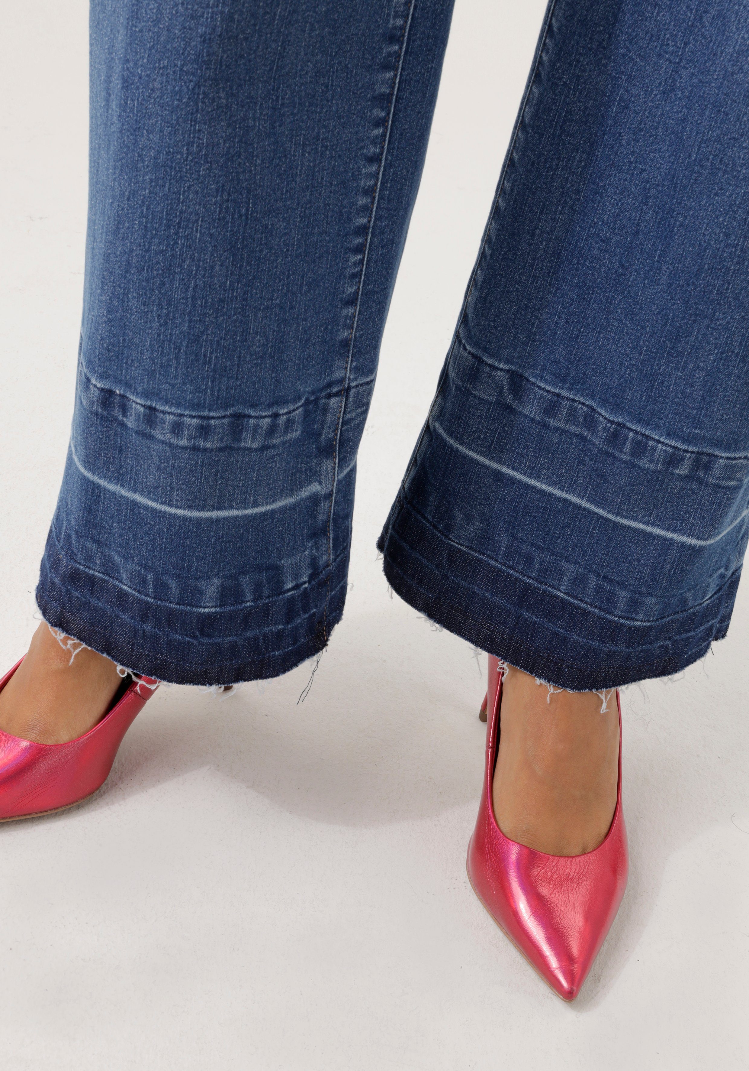 Aniston CASUAL Straight-Jeans mit trendiger dark am Saum Waschung blue used ausgefranstem leicht