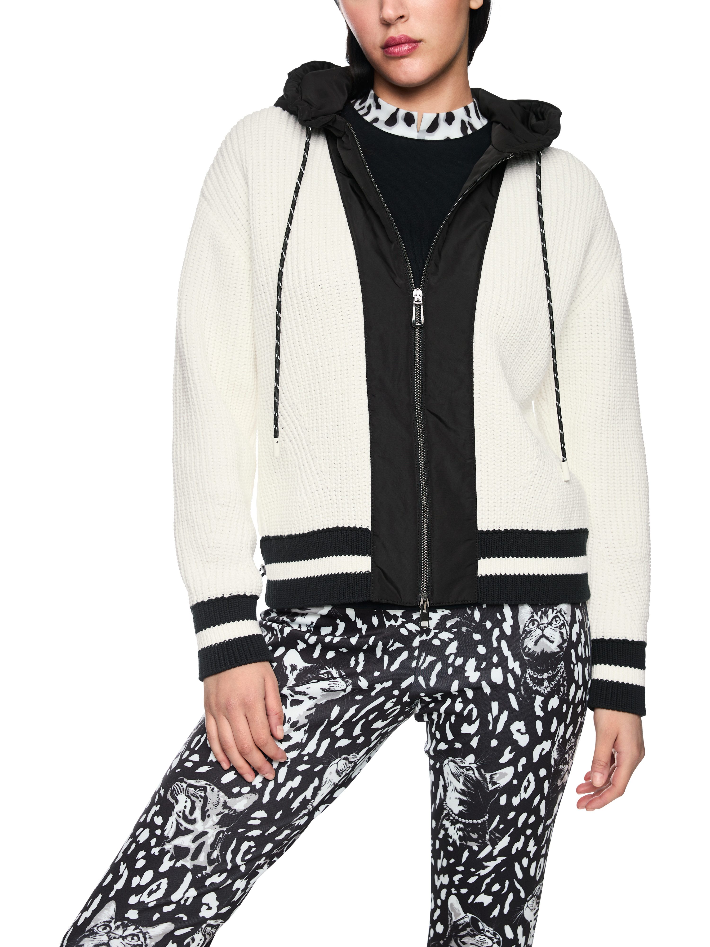 Marc Cain Kapuzenstrickjacke Cattitude Premium Damenmode kontrastfarbene Details