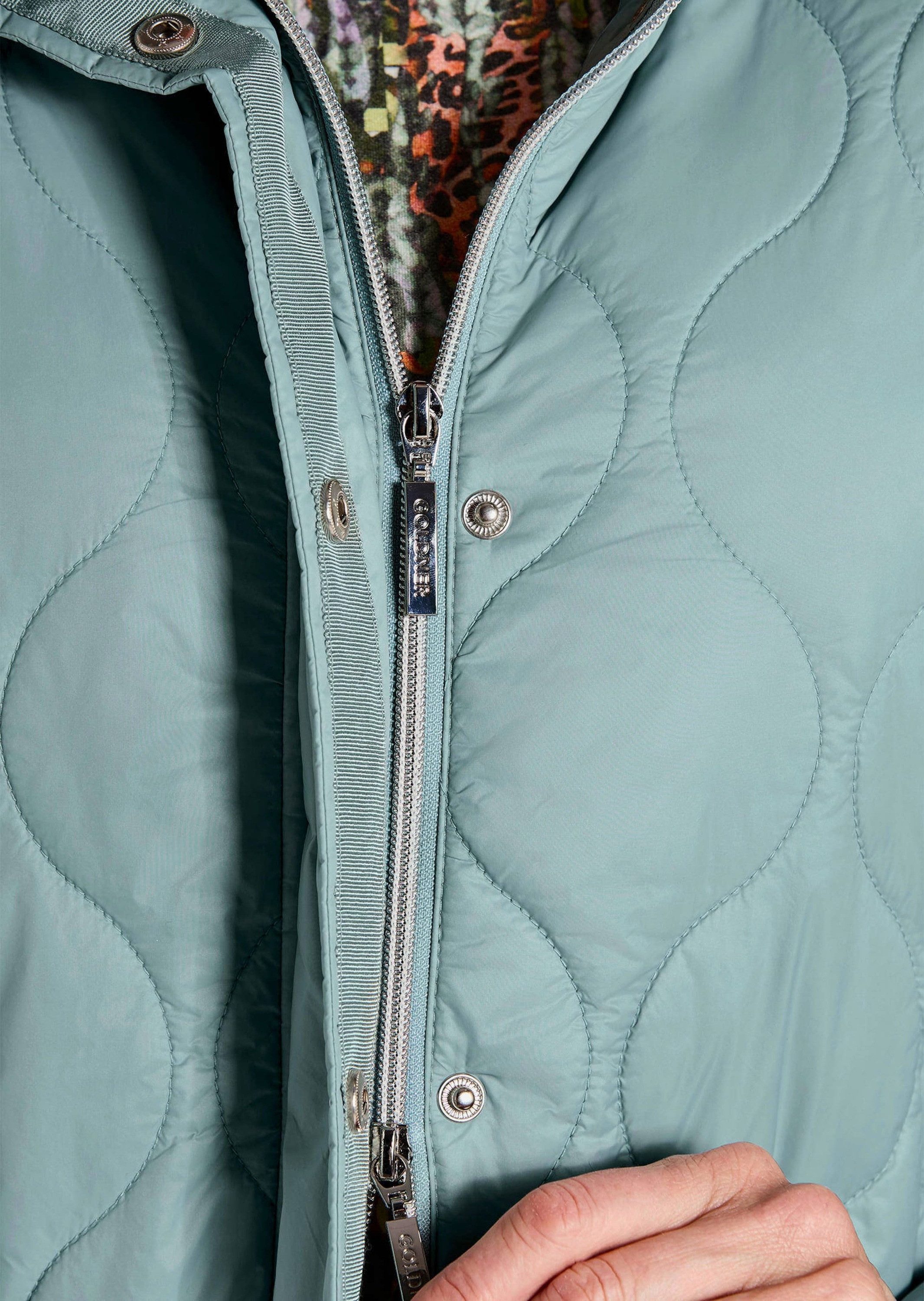 GOLDNER Steppjacke Stilvolle Übergangsjacke mit Kapuze Winterjacke mit Knöpfen, Reißverschluss, Taschen und Langarm – Bild 5 von 5
