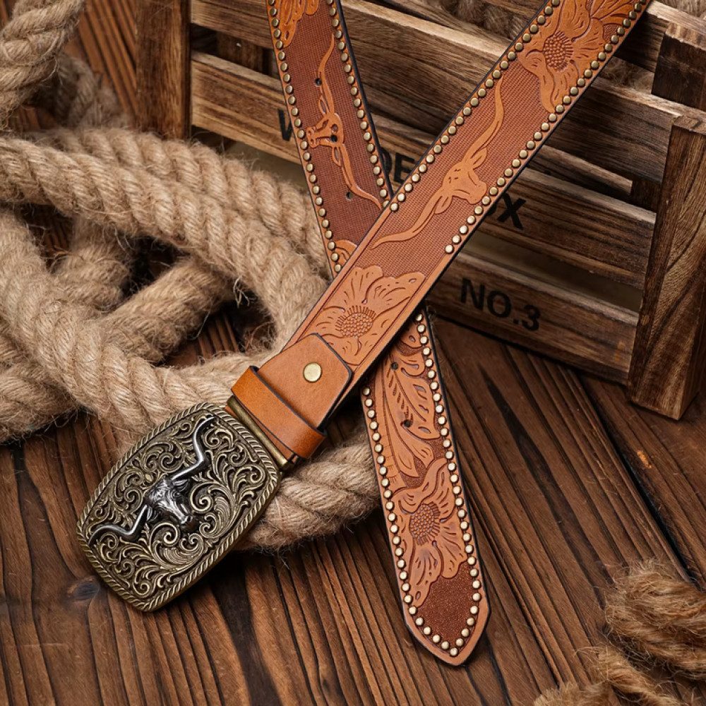 Ware aus aller Welt Nietengürtel Westerngürtel mit Longhorn-Schnalle – im authentischen Cowboy Style (1-St) Geprägte Western-Details mit Longhorn- und Blumenmotiven