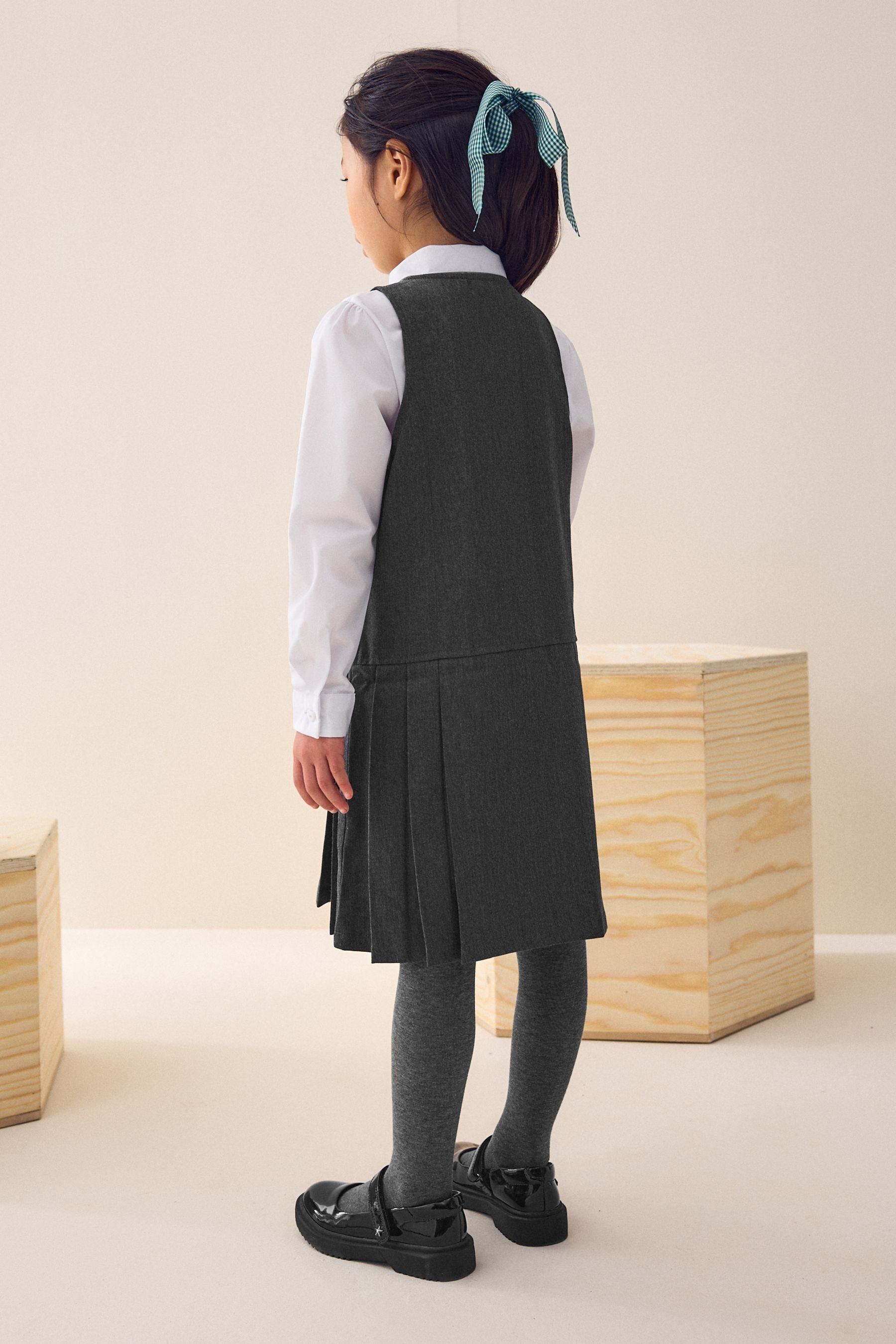 Next Latzkleid Schul-Latzkleid mit Stickerei und Reißverschluss (1-tlg)