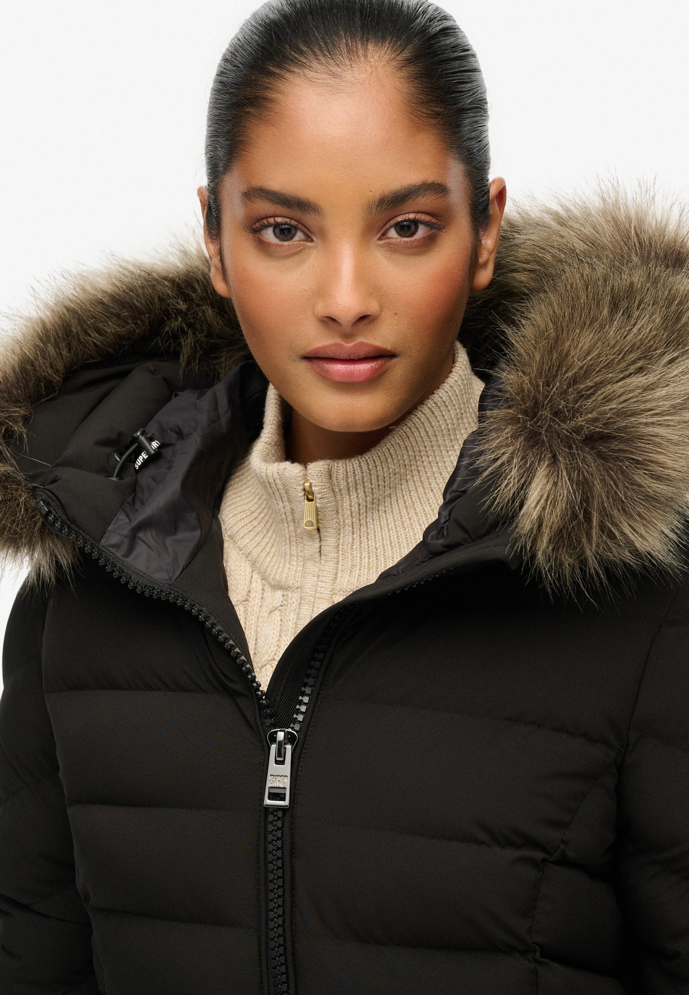 Superdry Steppjacke FUJI FAUX FUR HOODED LONGLINE Slim Fit, mit Reißverschluss, aus Polyester und Kunstfaser