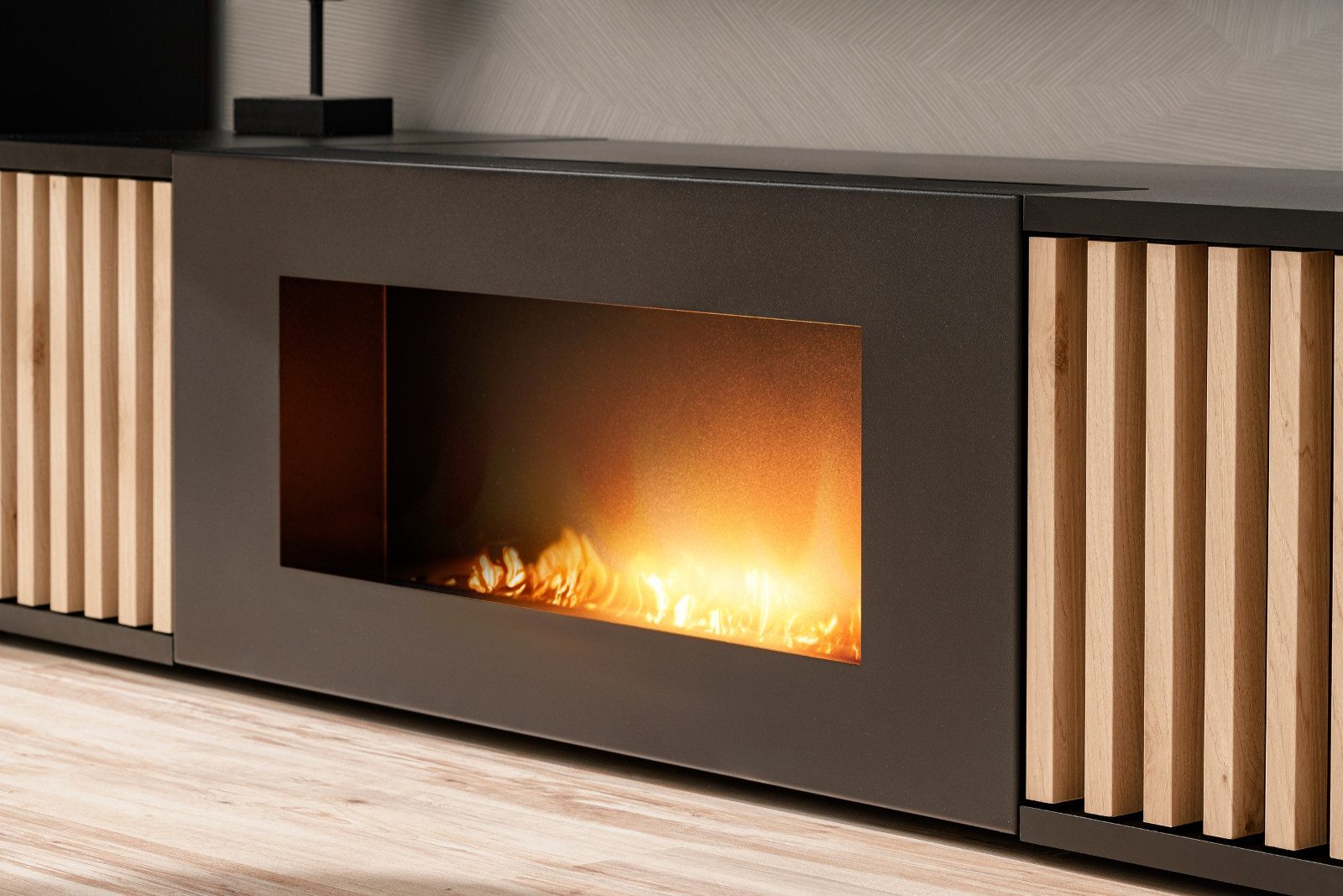 Furn.Design Wohnwand Morgan, (in schwarz matt mit Eiche Lamellen, 4-St., integrierter Kamin), Push-to-Open Funktion, inkl. Beleuchtung