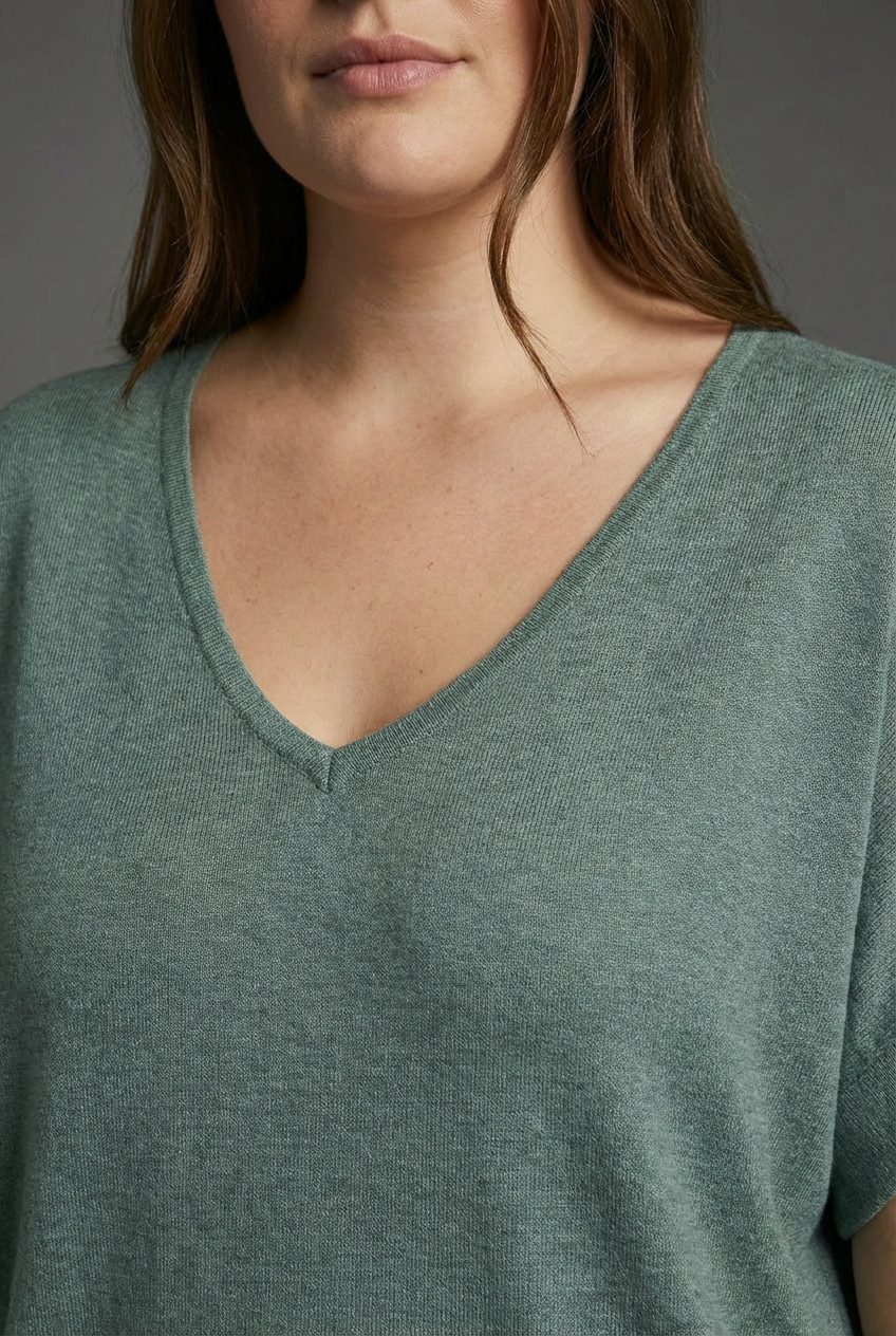 Laura Scott CURVE V-Ausschnitt-Pullover mit figurschmeichelnder Passform. € 39,99, (€ 39,99 pro 1 Stk).