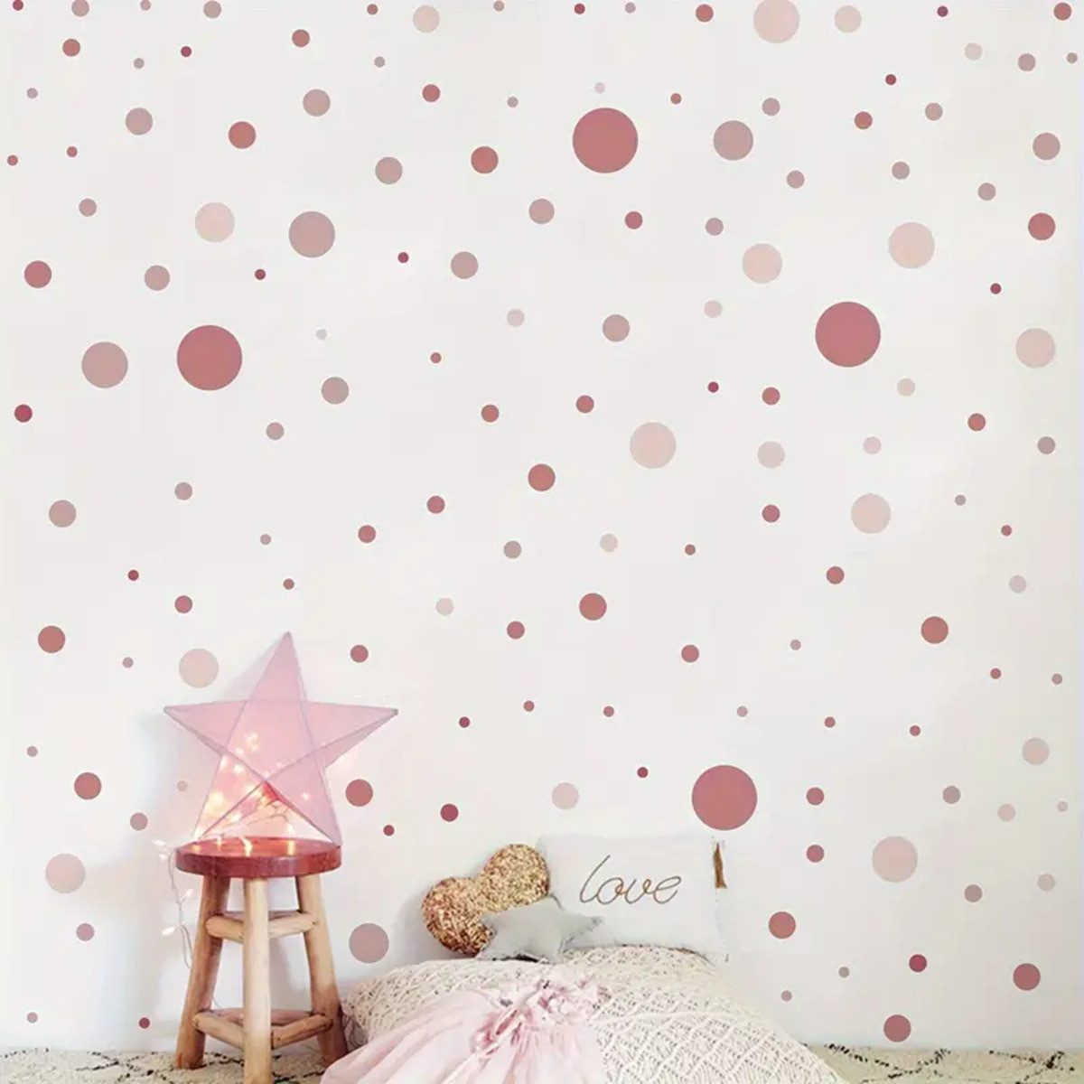 Montegoni Wanddekoobjekt Rosa Polka Dot Wandsticker – 140 Punkte Wandtattoo Set (Wanddekor Set, 4 Bögen mit gepunkteten Wandaufklebern), Selbstklebend, Abnehmbar, Flexible Anordnung, langlebig, Wasserfest