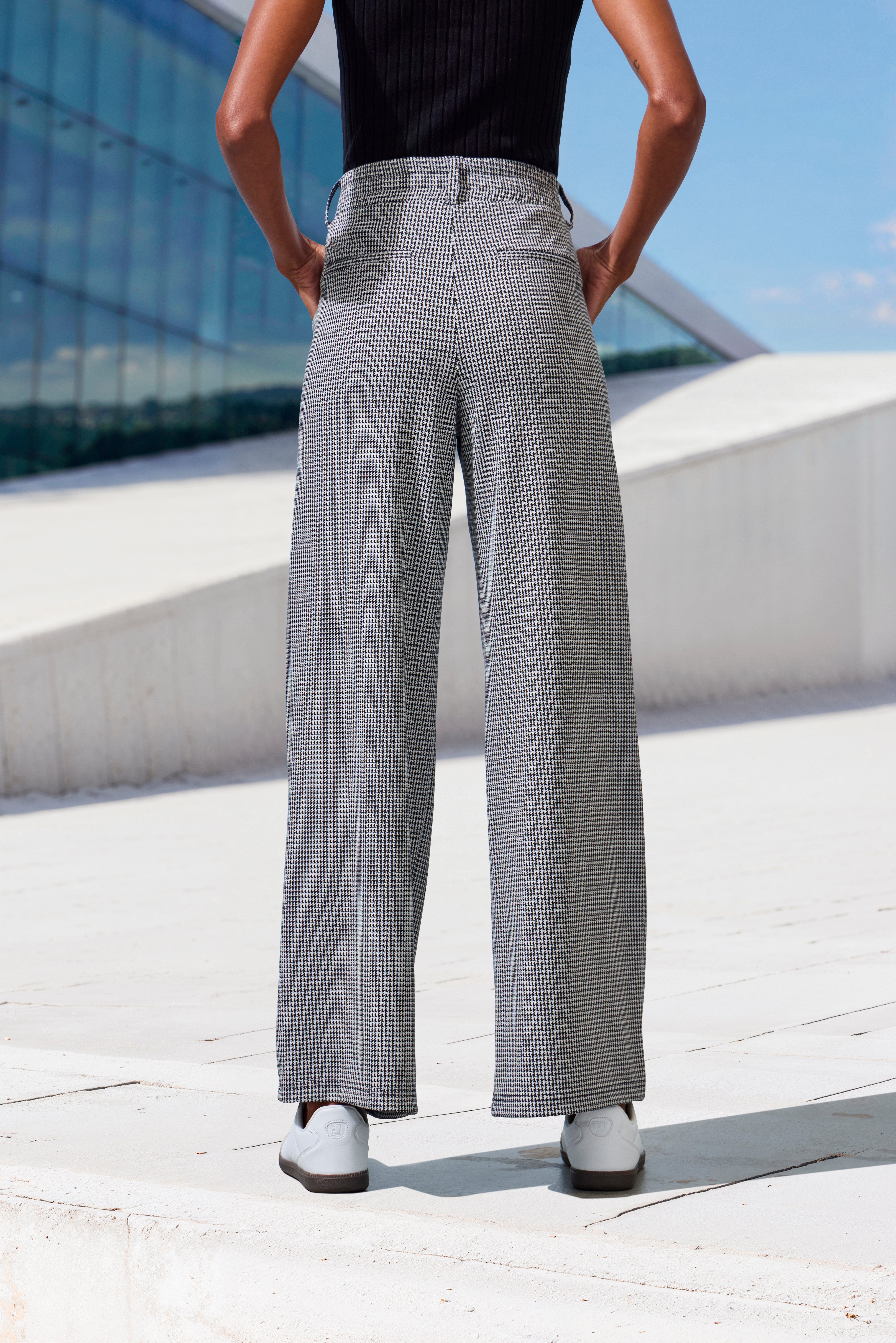 LASCANA Schlupfhose extra Weit mit Bundfalten mit Jacquard Strickmuster oder uni schwarz – Bild 3 von 5
