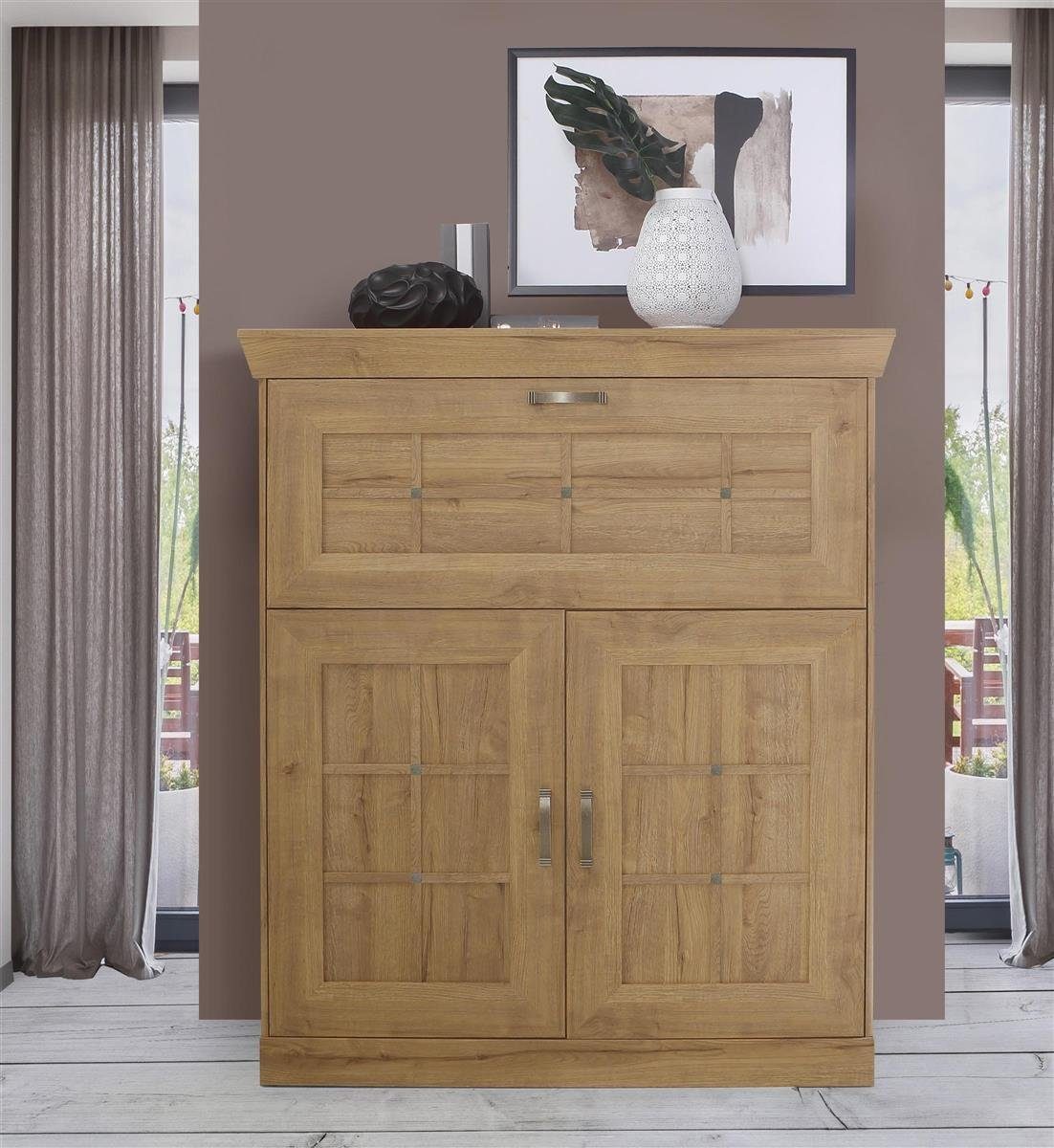 möbelando Barschrank Kalamaria Barschrank im modernen Landhausstil aus Spanplatte in Waterford Eiche Nachbildung mit 2 Holztüren, 1 Klappe und 2 Einlegeböden. Breite 119,6 cm, Höhe 141,1 cm, Tiefe 47 cm