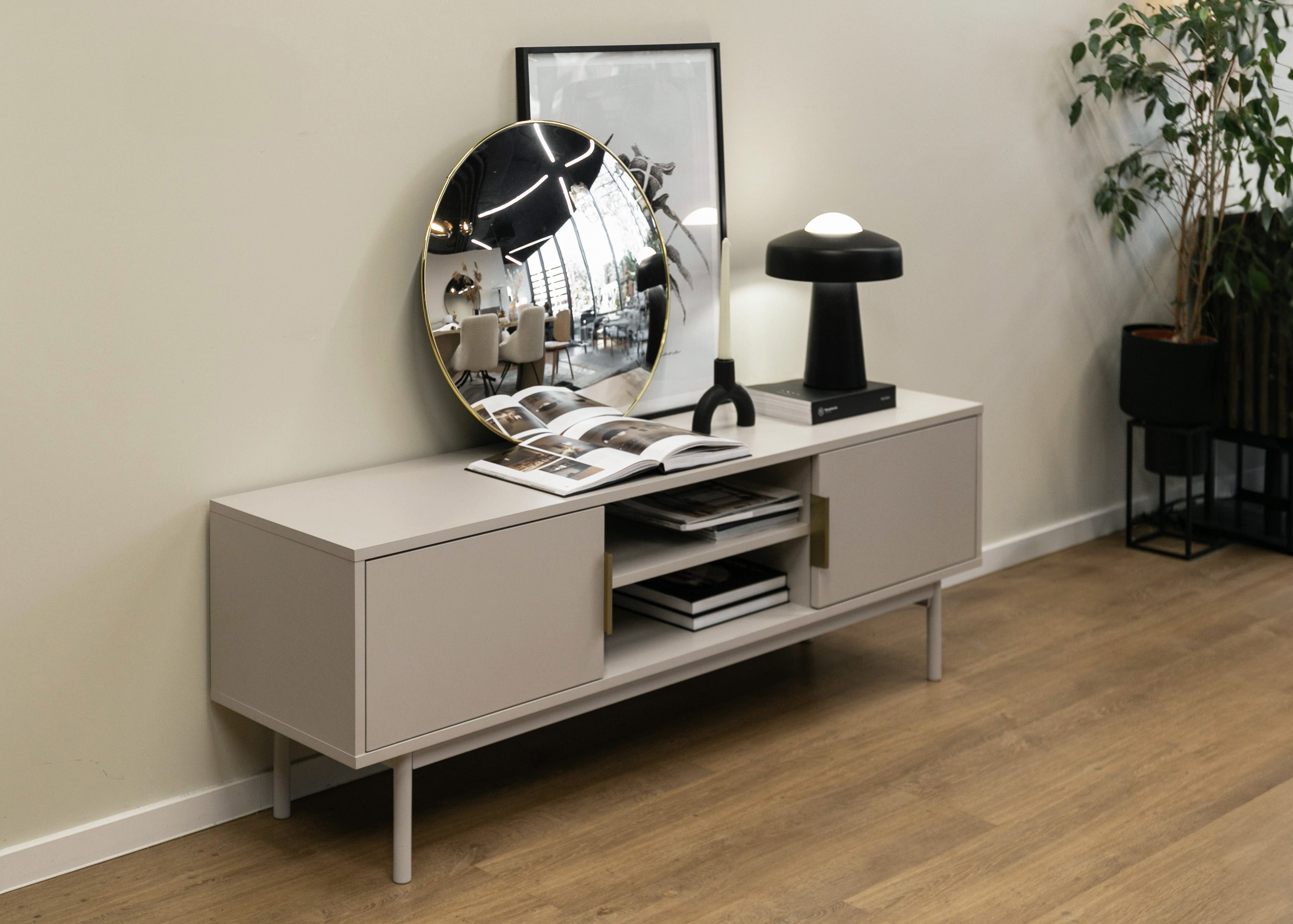 Selsey TV-Schrank VIVIARO 2 türig mit 2 offenen Fächern und Holzbeinen, 154 cm