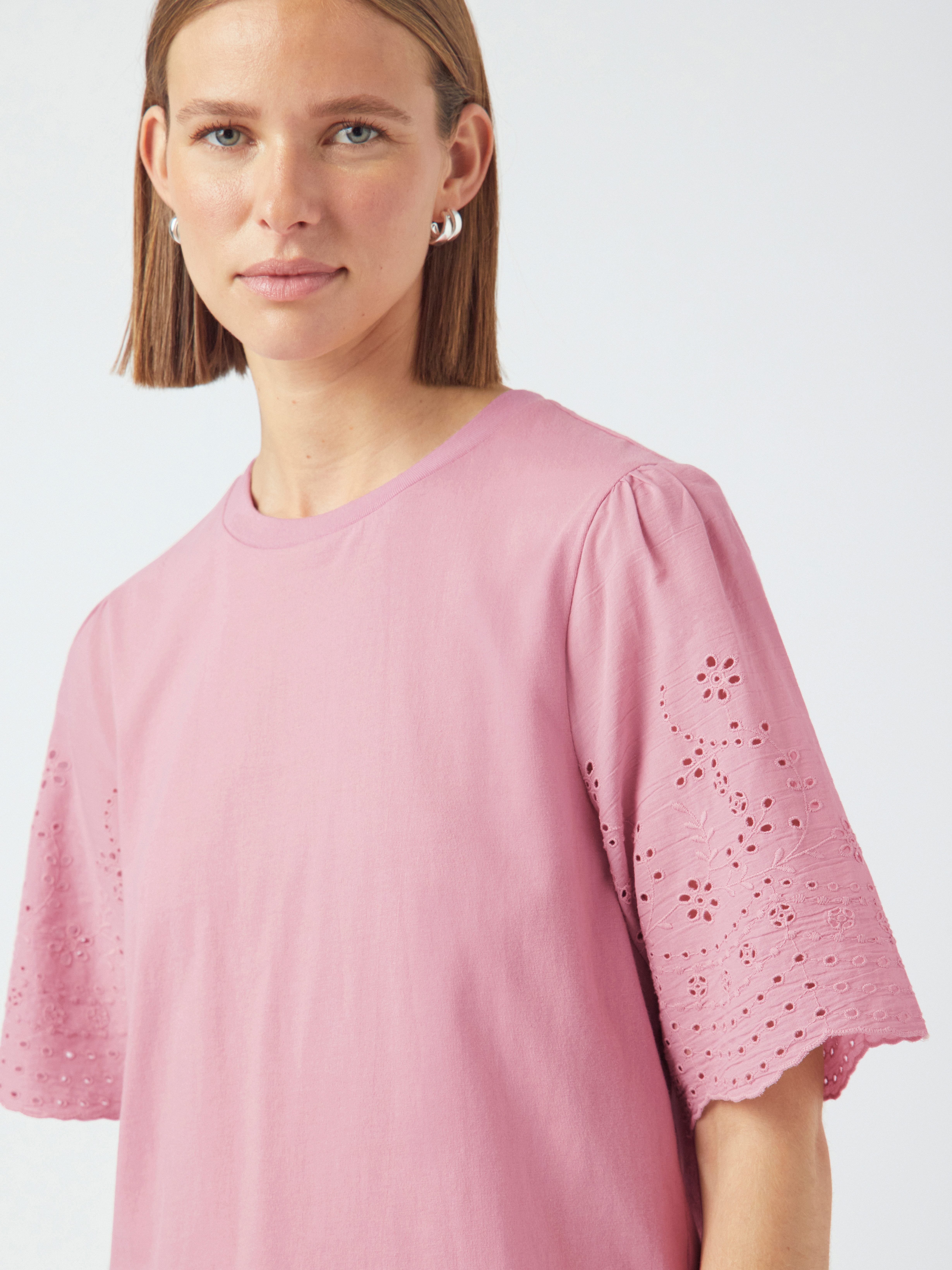 Y.A.S Kurzarmshirt YASLEX SS TOP W. EMB SLEEVES S. NOOS mit Lochstickerei günstig online kaufen