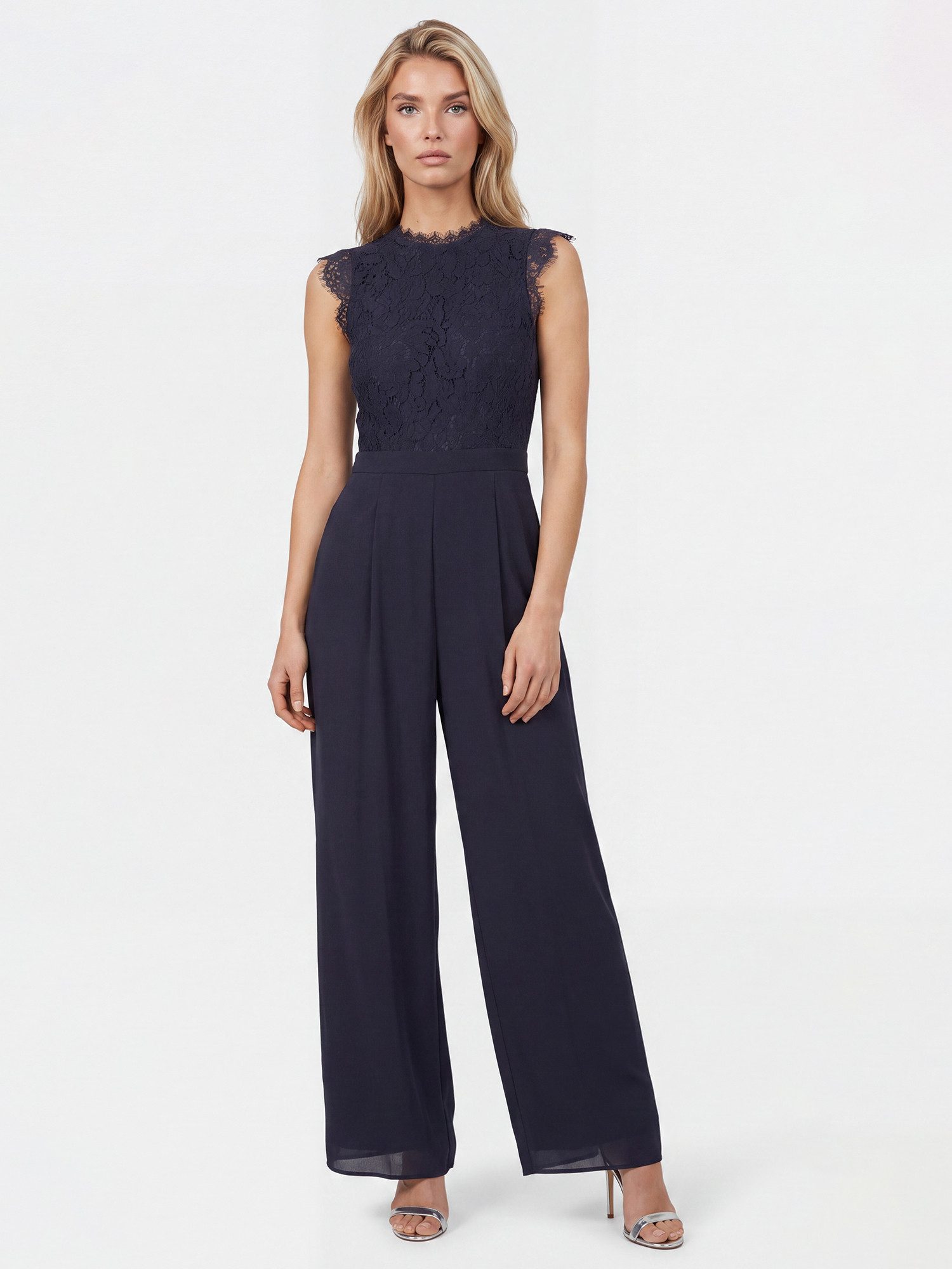 Apart Jumpsuit mit Spitzentop und weitem Bein – Bild 2 von 5