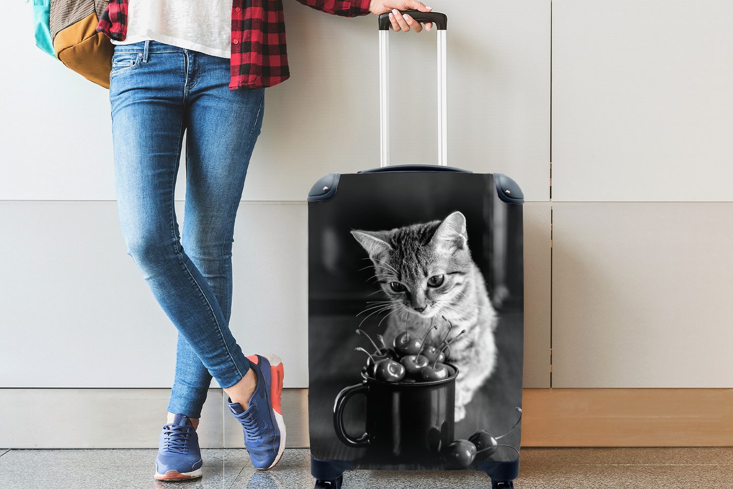 mit Ferien, einem Becher für Handgepäckkoffer MuchoWow weiß, sitzt Reisekoffer Reisetasche Trolley, mit rollen, - schwarz Kirschen Handgepäck Rollen, bei 4 und Katze
