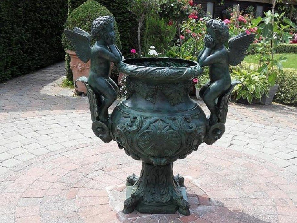 IDYL Gartenfigur IDYL Bronze-Skulptur Vase mit zwei Engeln, Bronze