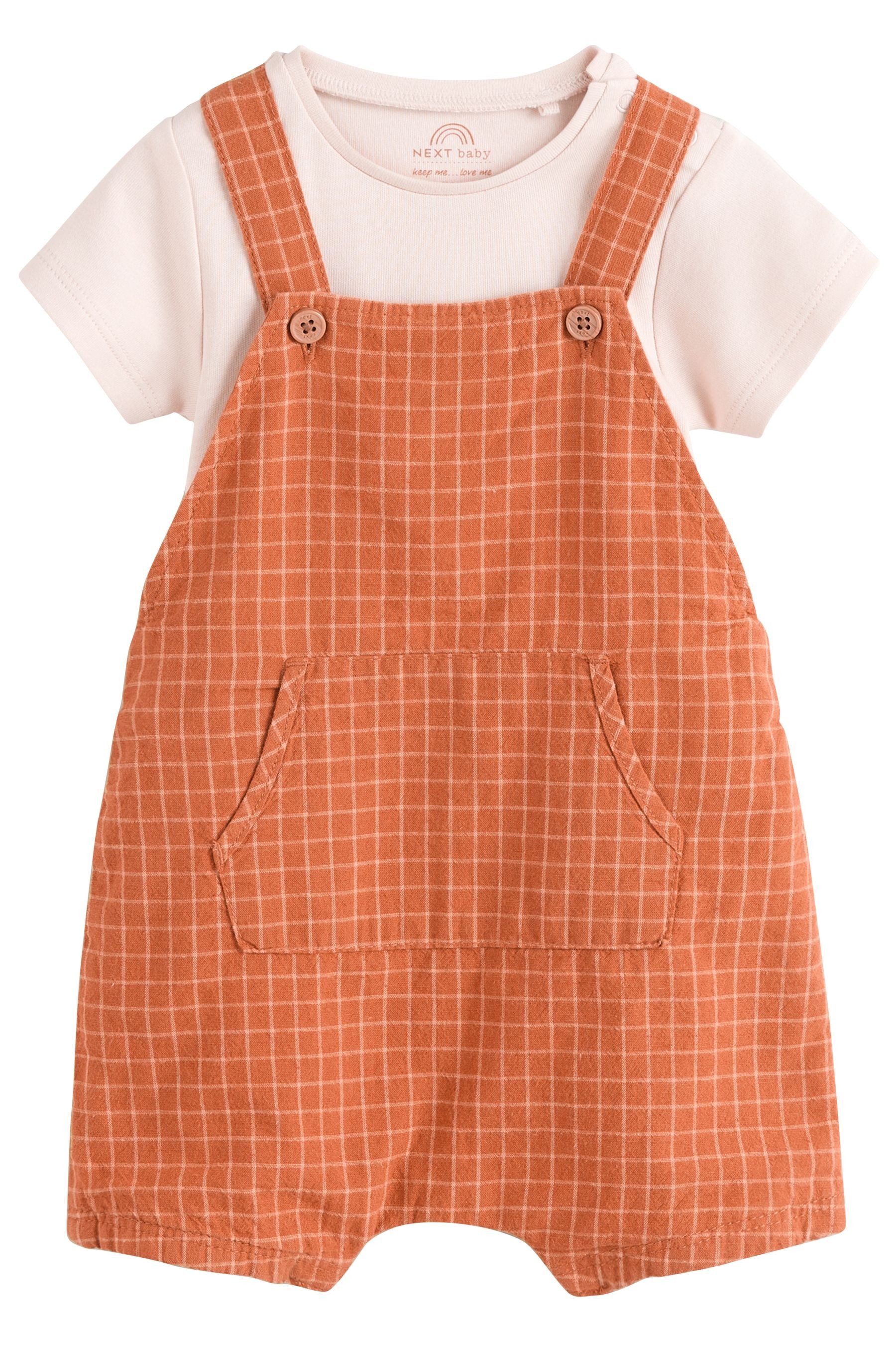 Body & Hose Baby-Latzhose aus Webmaterial und Bodysuit im Set