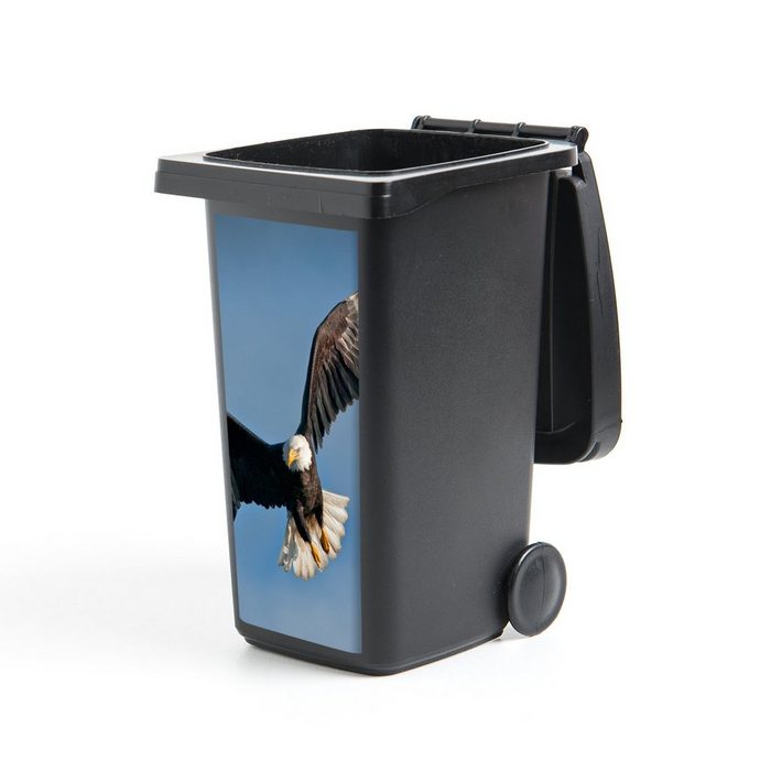 MuchoWow Wandsticker Ein amerikanischer Weißkopfseeadler am blauen Himmel (1 St) Mülleimer-aufkleber Mülltonne Sticker Container Abfalbehälter