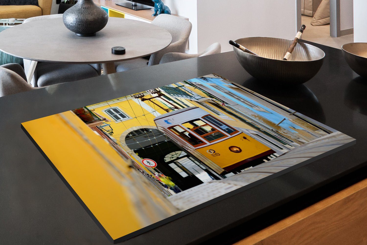 Induktionskochfeld Vinyl, - MuchoWow Lissabon - tlg), Straßenbahn (1 Ceranfeldabdeckung Herdblende-/Abdeckplatte die Gelb, küche, für 81x52 Schutz cm,