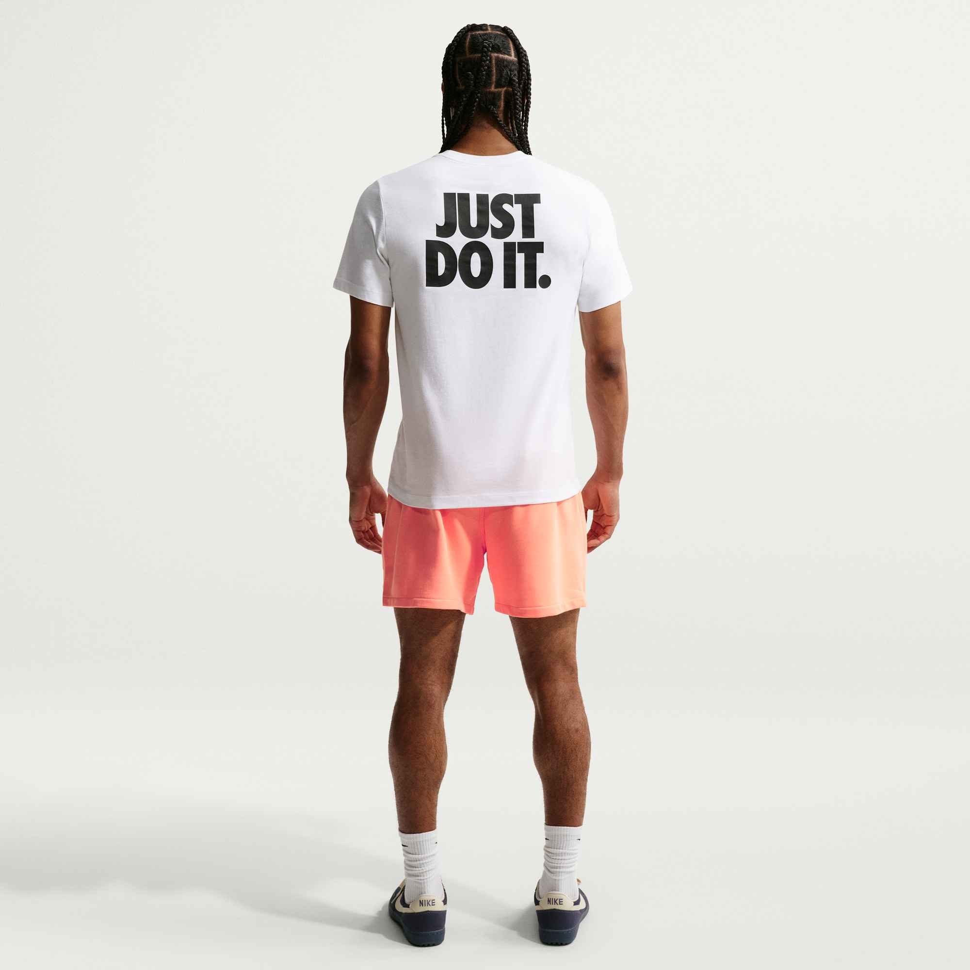 Nike T-Shirt Nike Sportswear T-Shirt mit sportlichem Rückenprint, hüftbedeckende Länge, Kurzarm, Rundhals