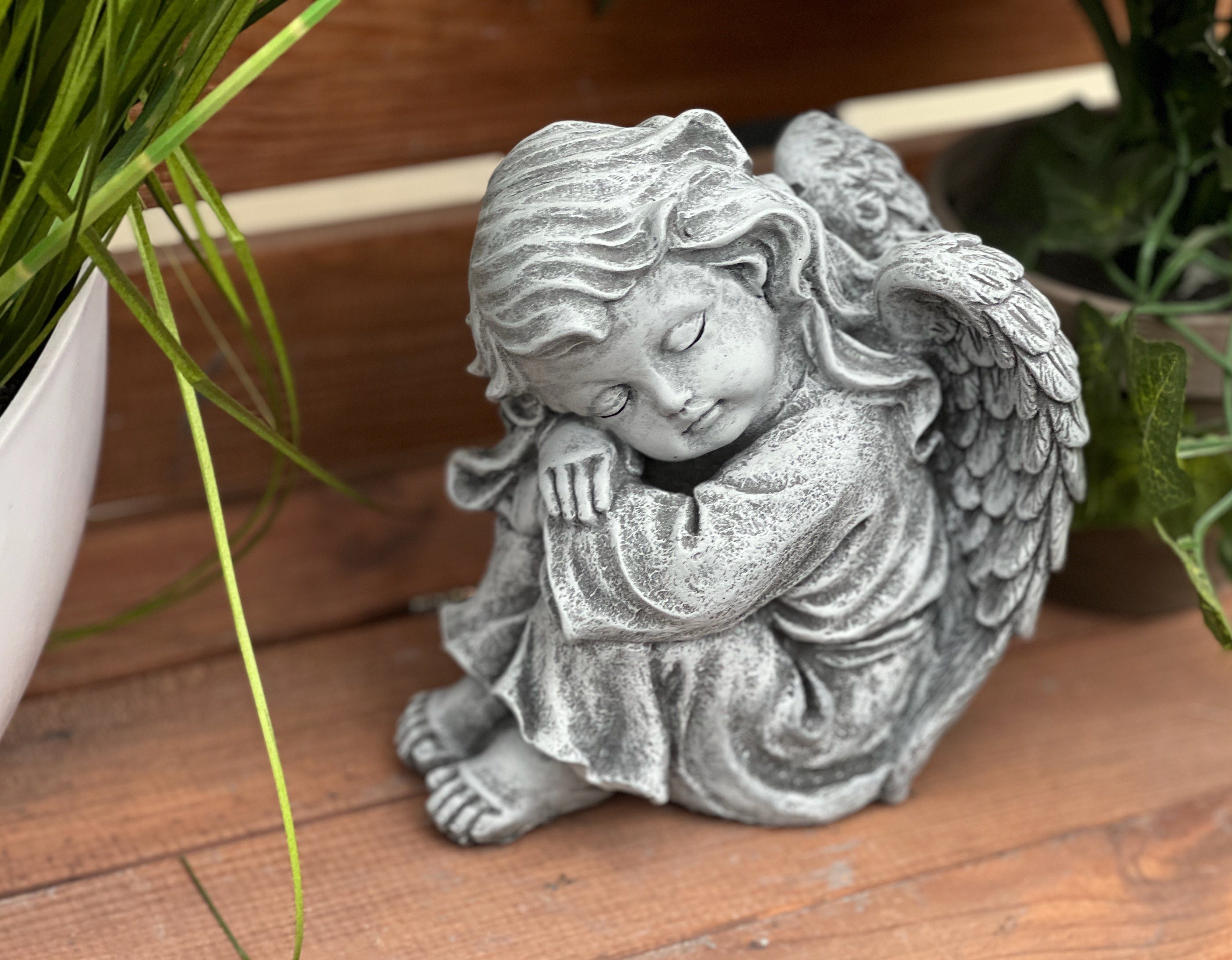 Stone and Style Engelfigur Frostfeste Steinfigur sitzender Engel Sophie