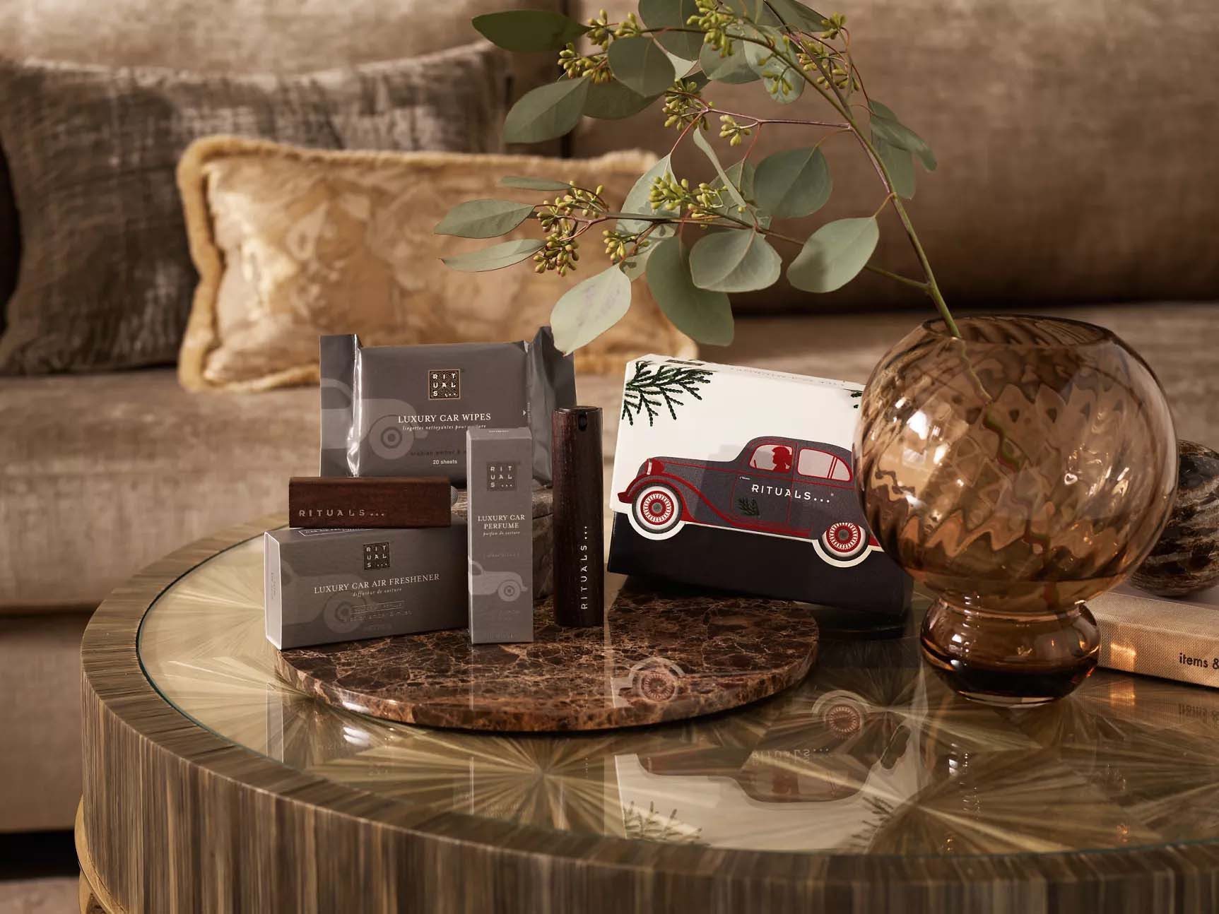 Rituals Pflege-Geschenkset Rituals Homme Autoparfum Geschenkset Car Gift Set, 4-tlg., Autoparfum, Halterung, Reinigungstücher & Air Freshener