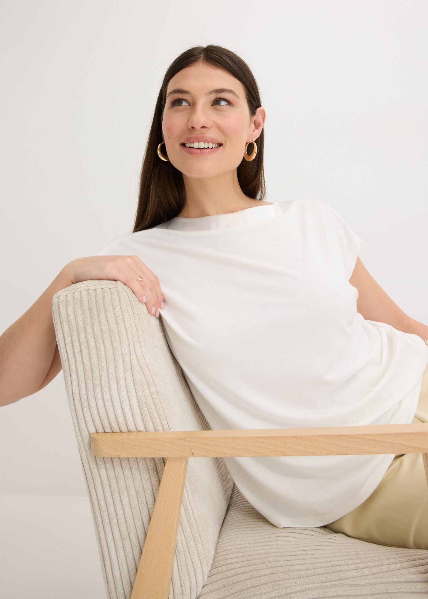 bonprix T-Shirt Oversize-Passform, Kurzarm-Design, mit Satinpasse